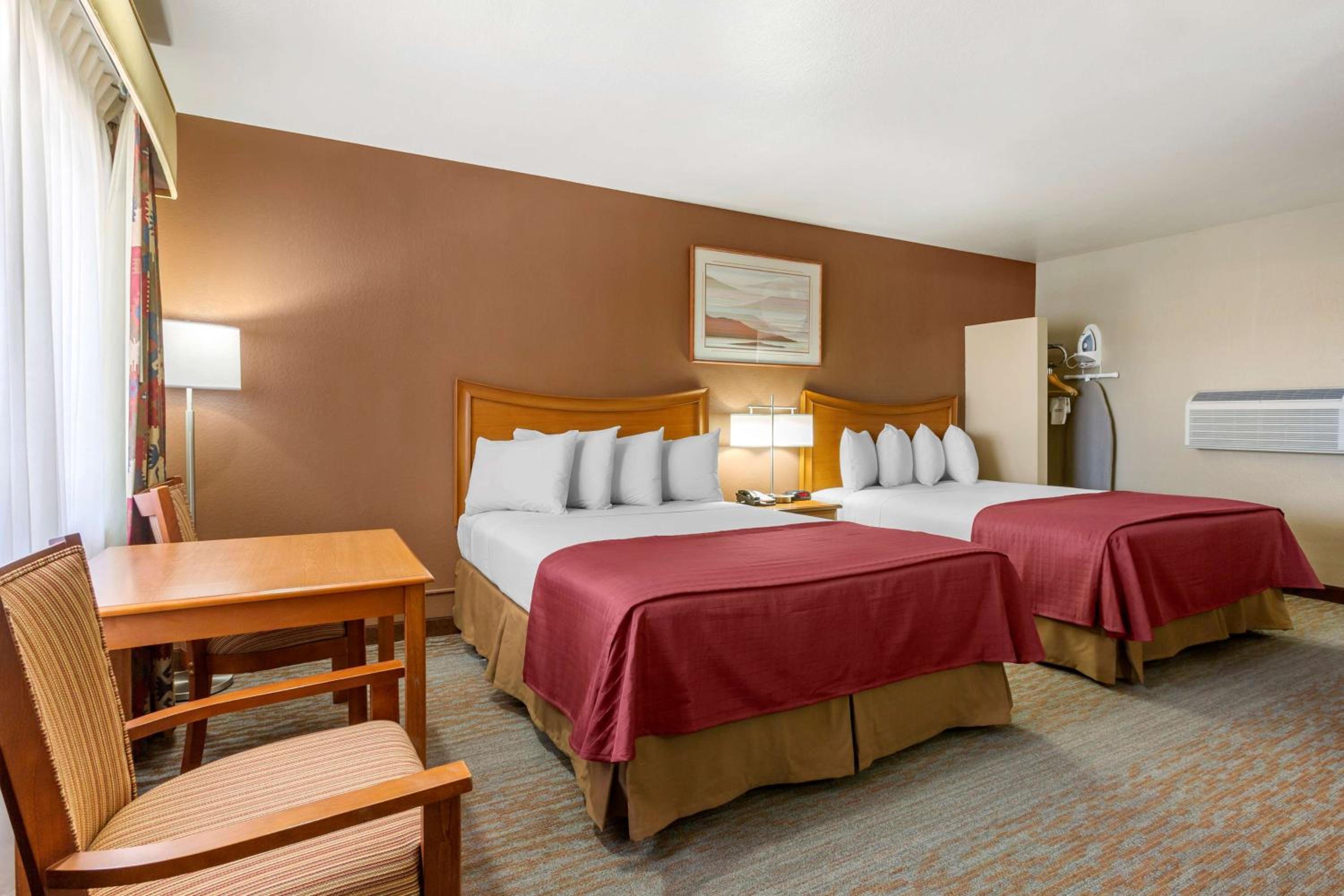 Queen Room with Two Queen Beds and Mobility Accessible Tub - Non-Smoking - Photo 5