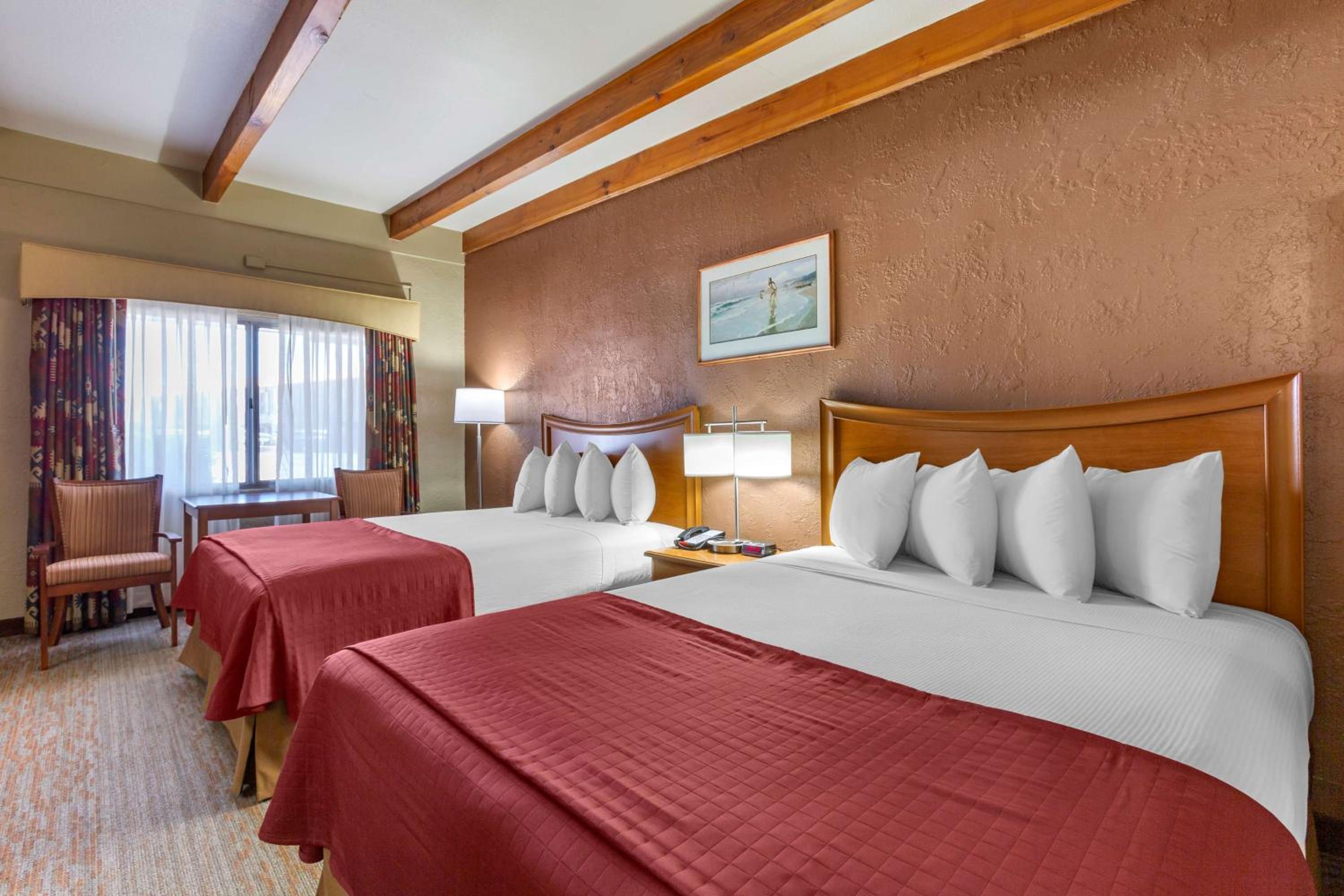 Queen Room with Two Queen Beds and Mobility Accessible Tub - Non-Smoking - Photo 3