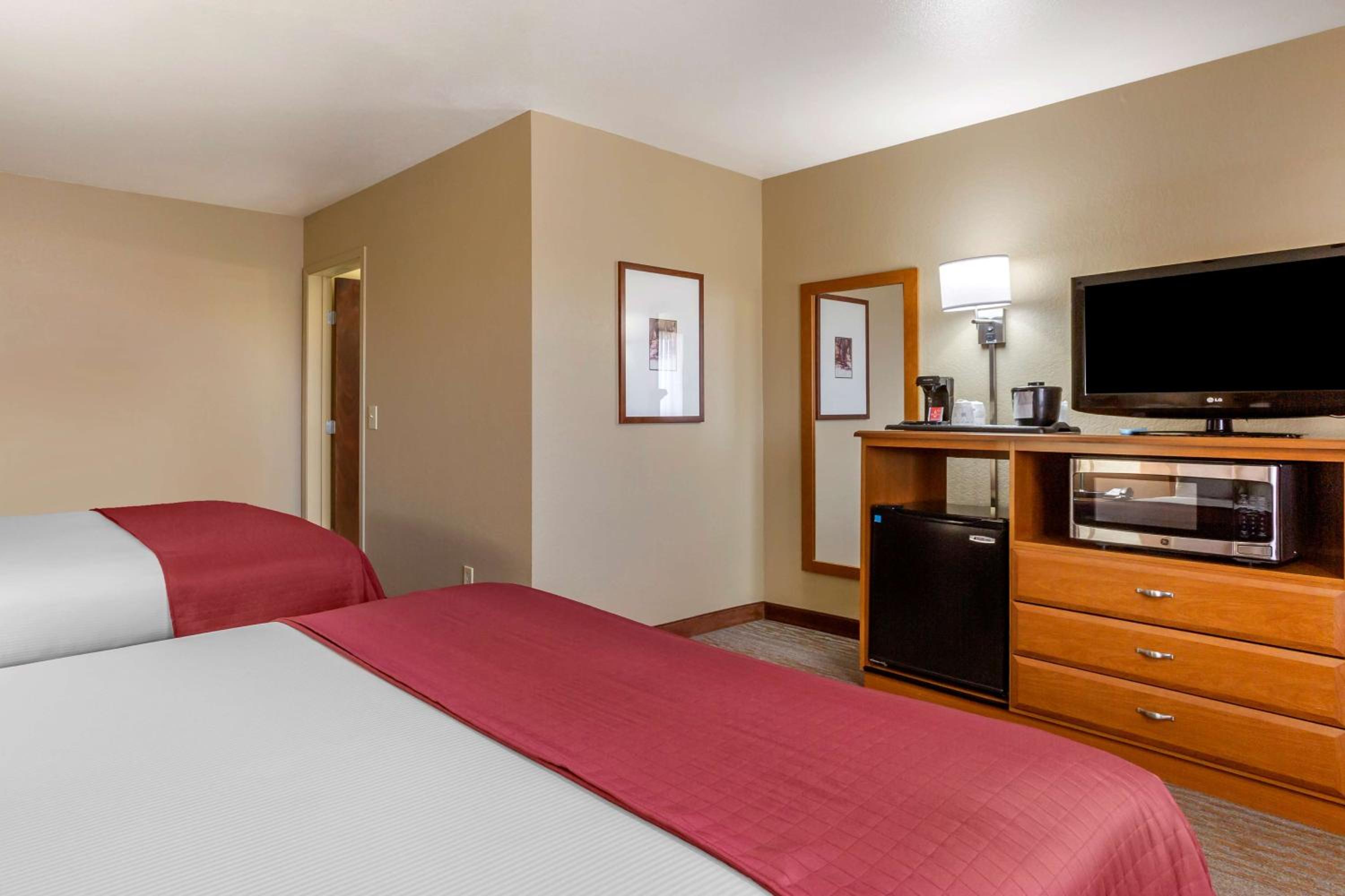 Queen Room with Two Queen Beds and Mobility Accessible Tub - Non-Smoking - Photo 4