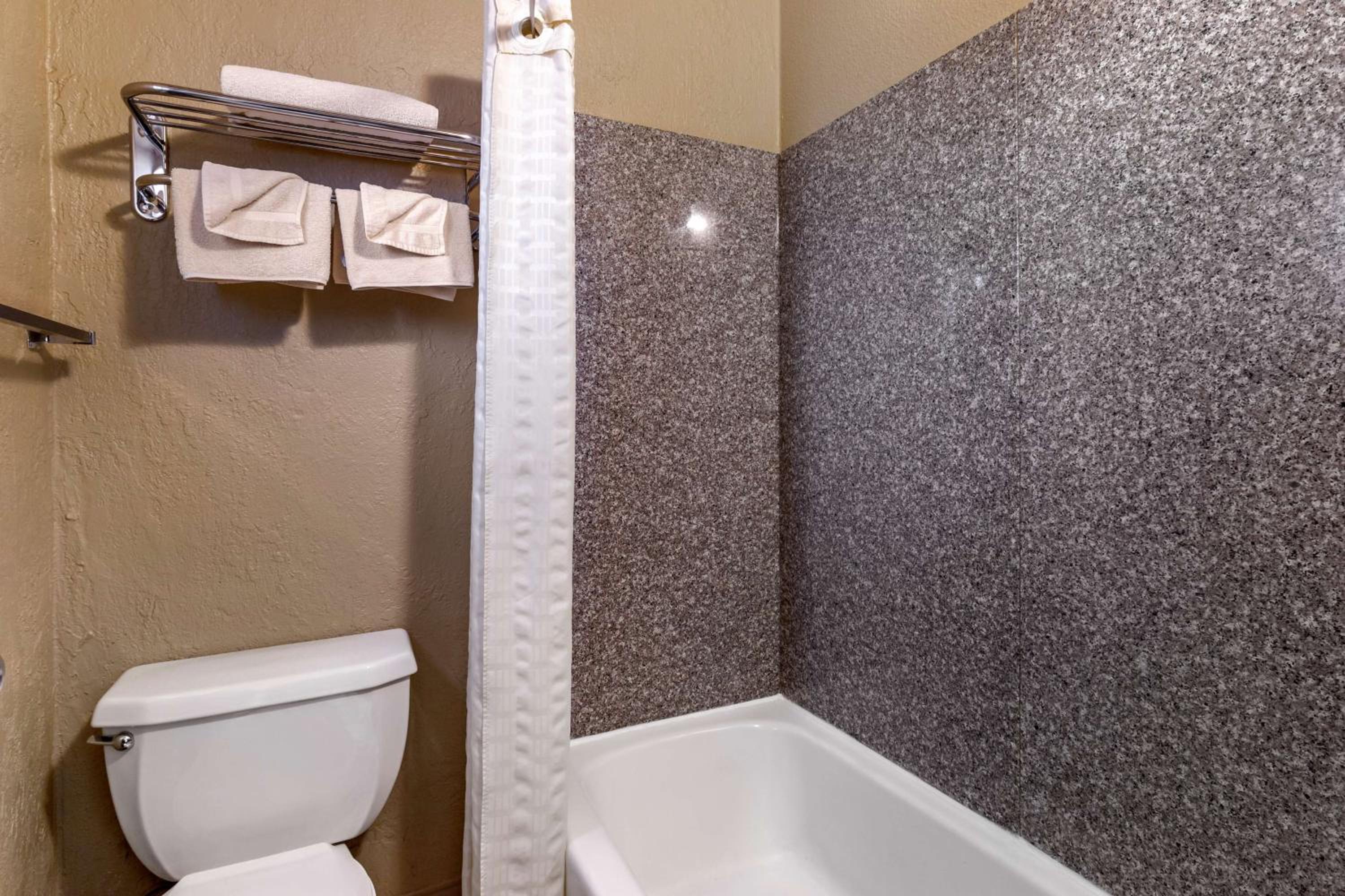Queen Room with Two Queen Beds and Mobility Accessible Tub - Non-Smoking - Photo 2
