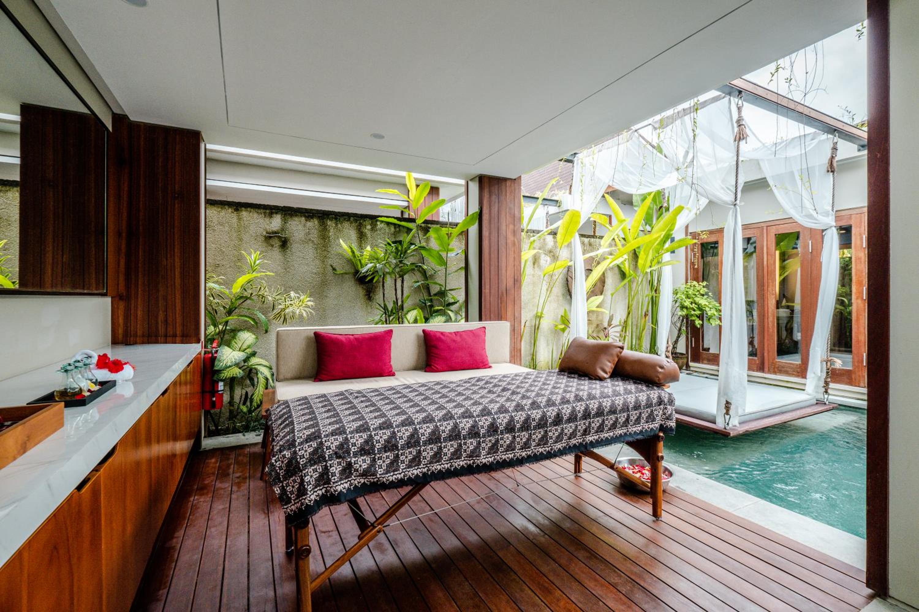 Villa with Private Pool - Photo 15