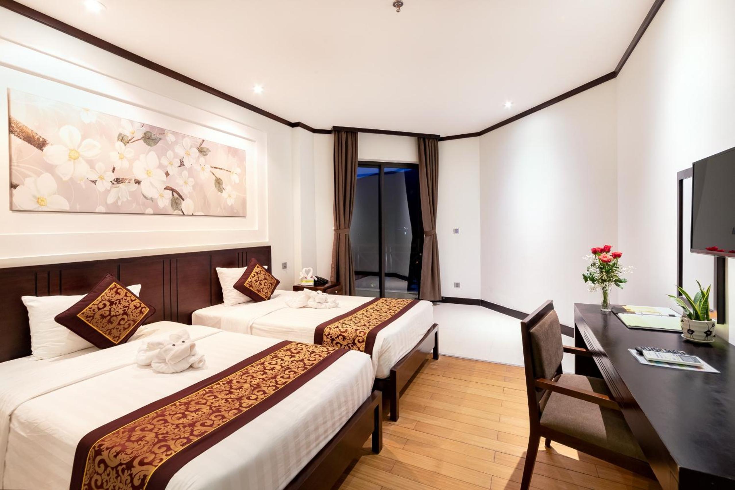 Corner Deluxe Twin Room with Sea View - Photo 1