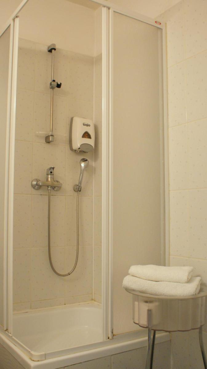 Single Room with Private Bathroom photo 2