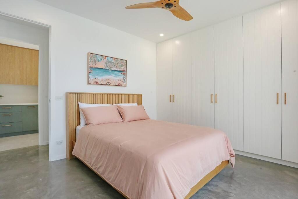 Six-Bedroom House photo 1