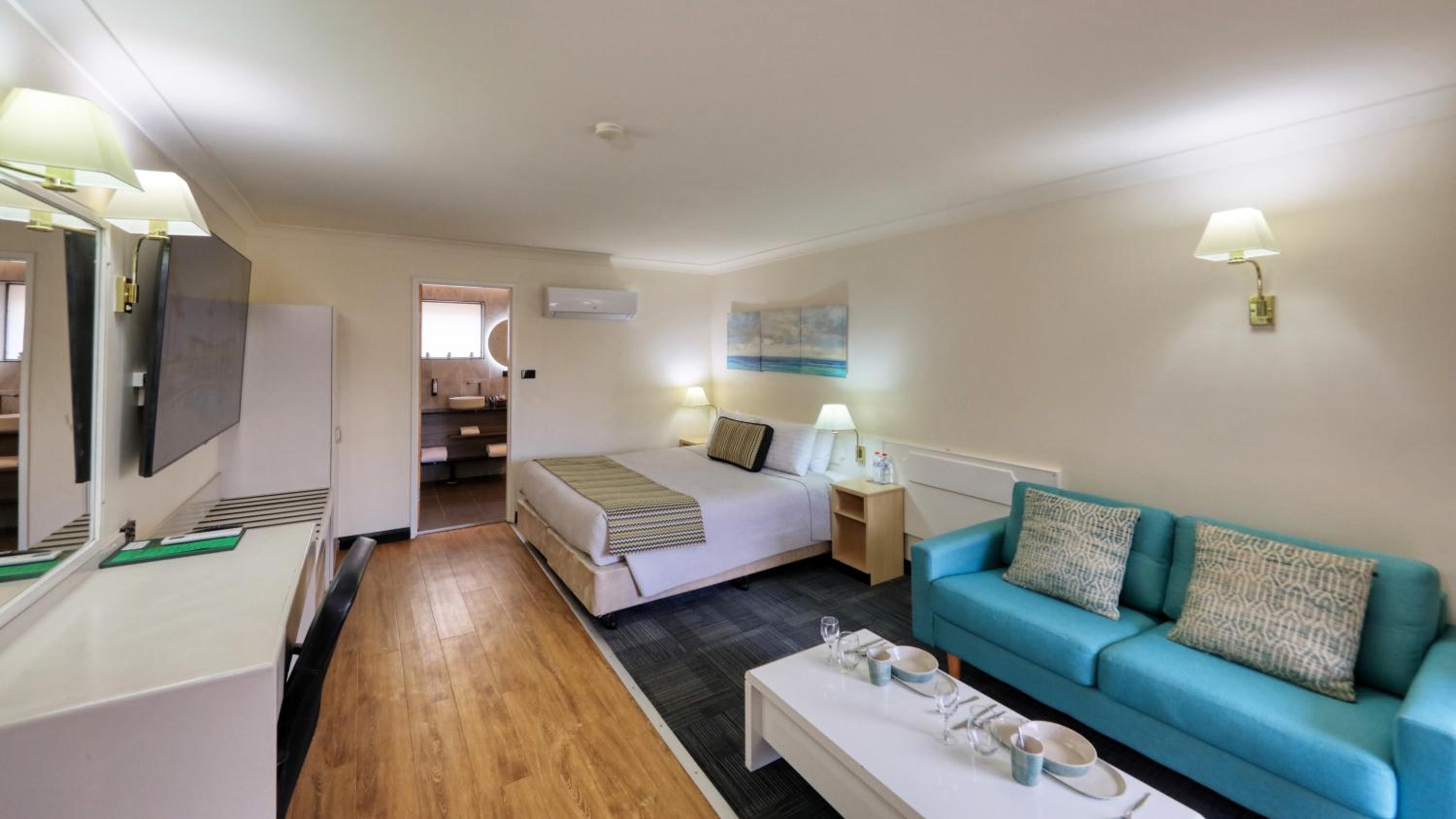 Deluxe Suite with Spa Bath photo 1