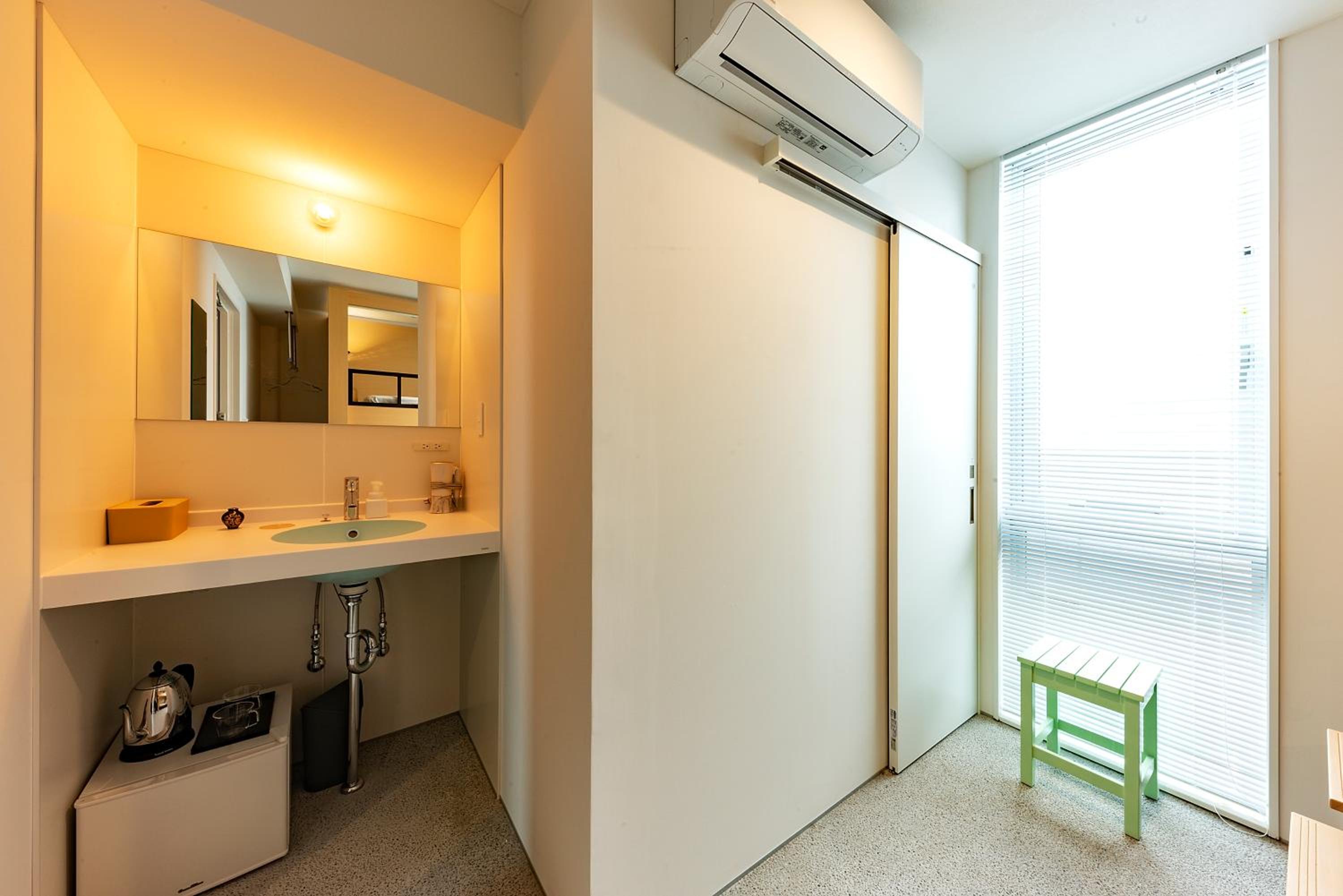 Standard Twin Room - Photo 10