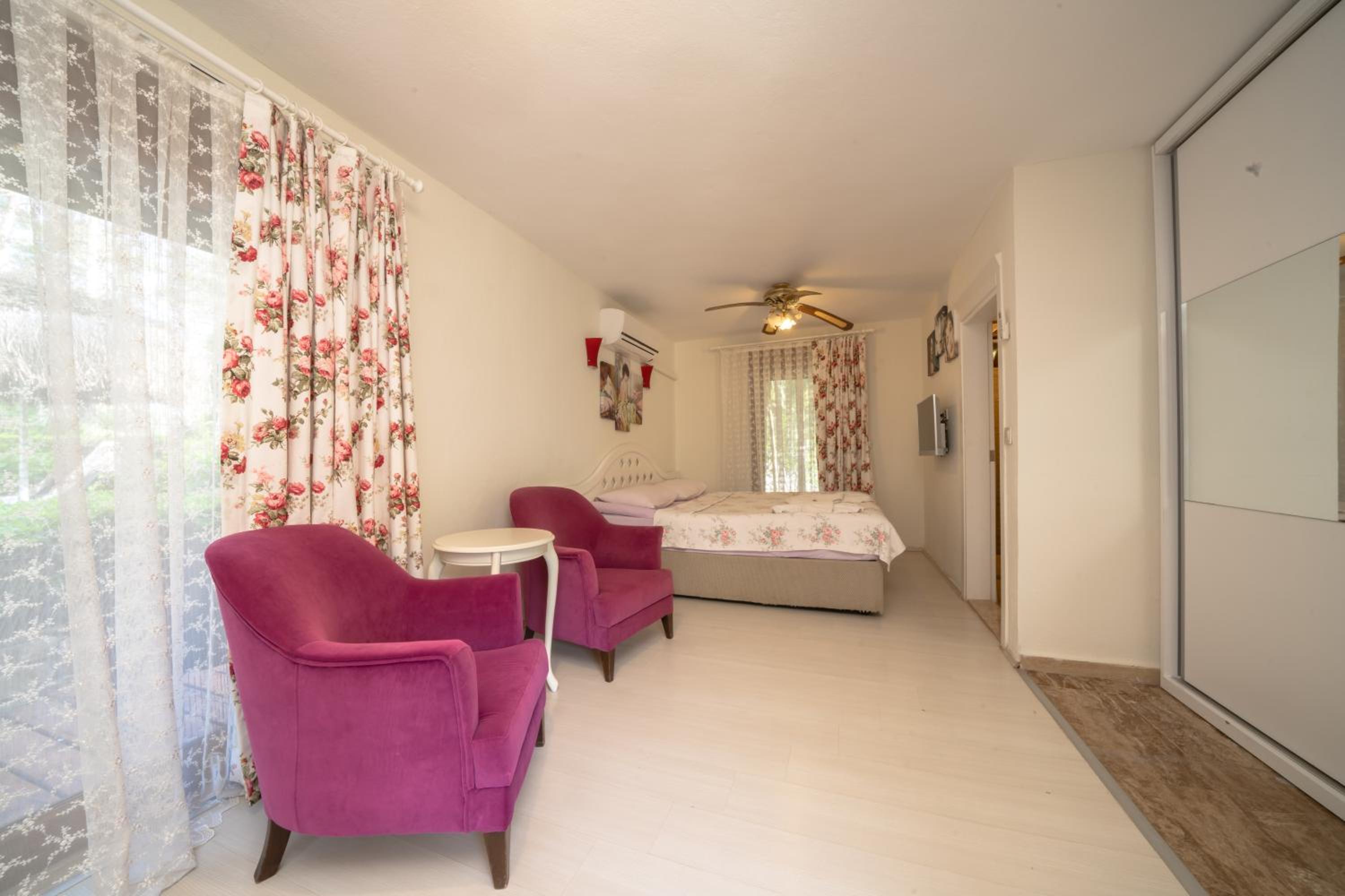 Double Room with Pool View - Photo 2