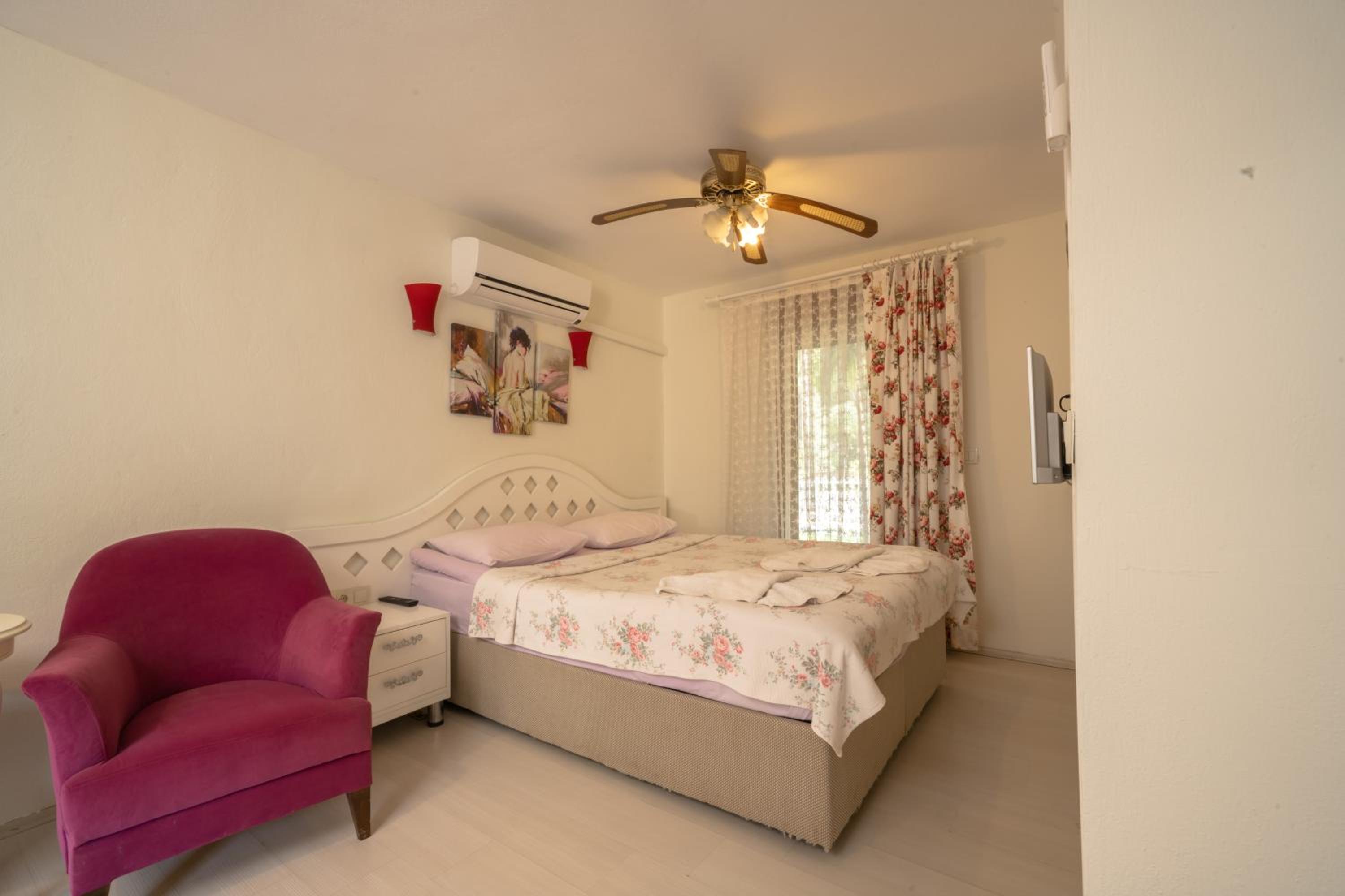 Double Room with Pool View - Photo 1