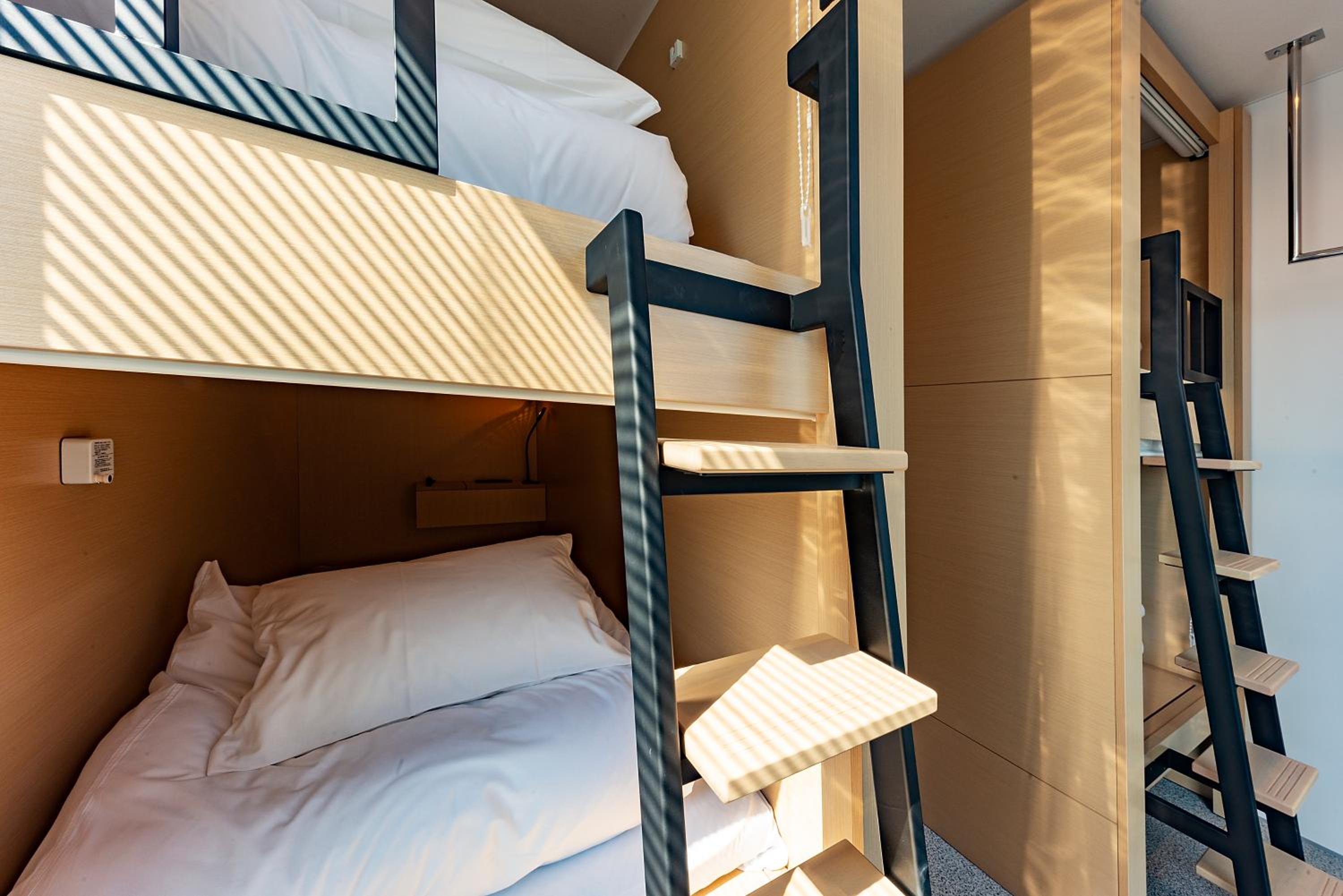 Quadruple Room with Bathroom - Photo 10