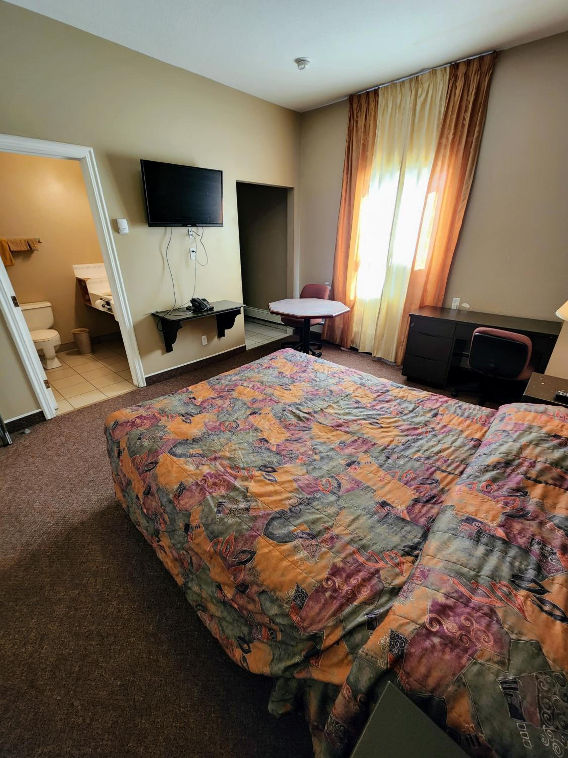 Queen Room with Kitchenette photo 1