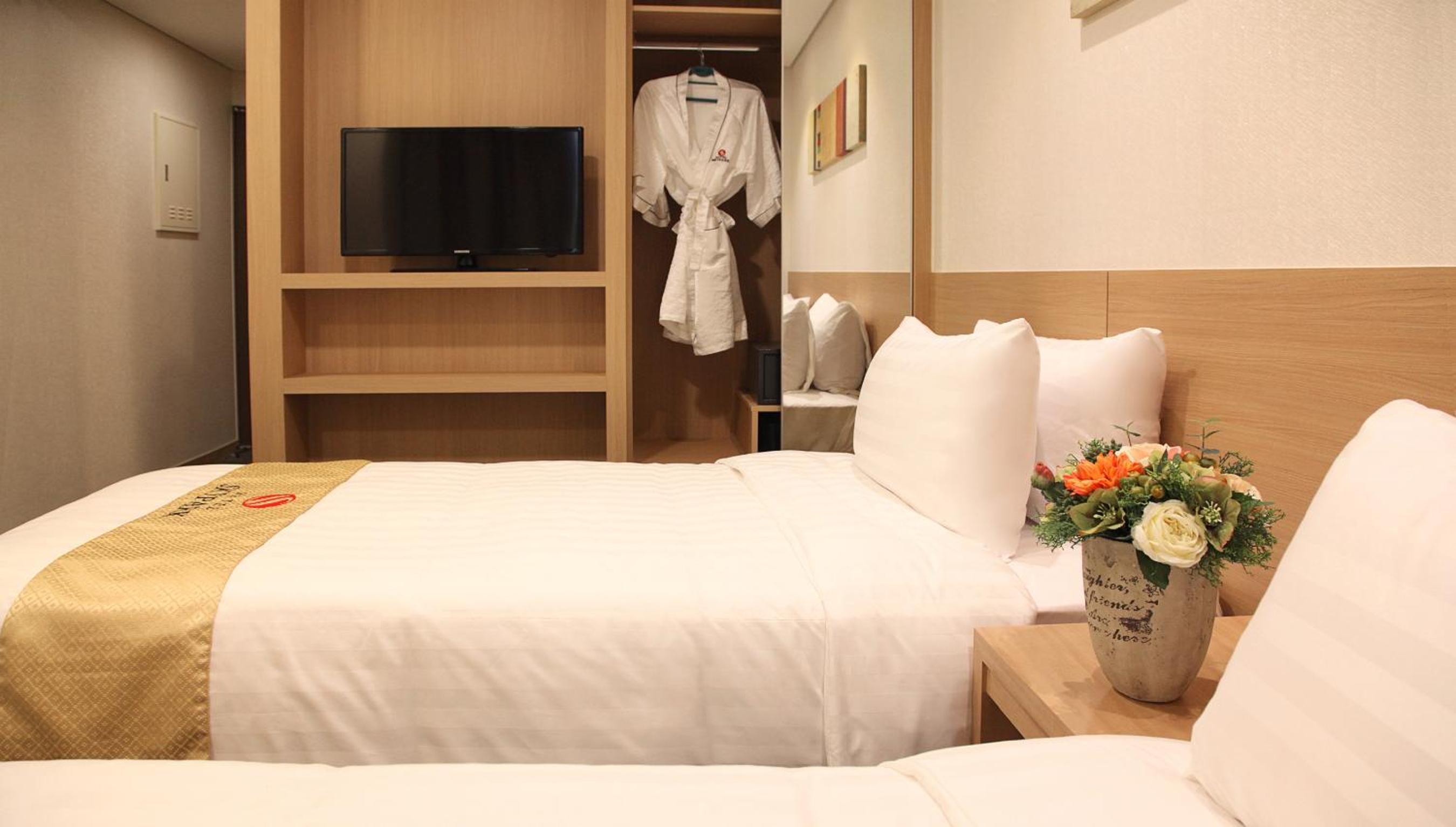 Standard Twin Room - Photo 3