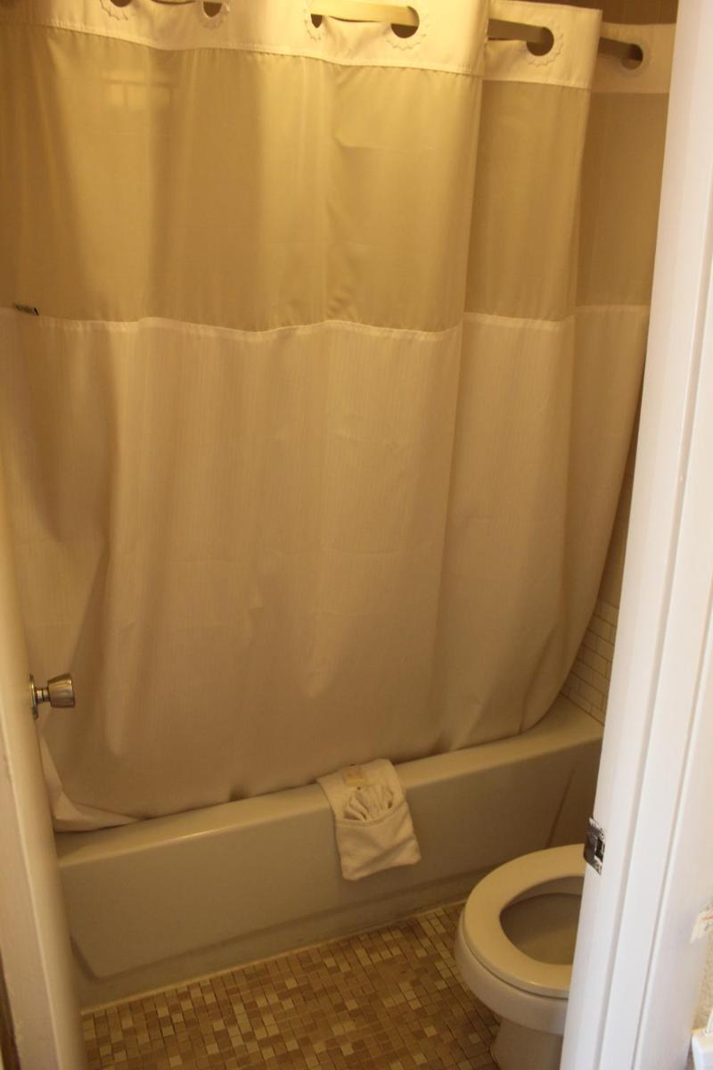 Queen Room with Two Queen Beds - Non-Smoking photo 3