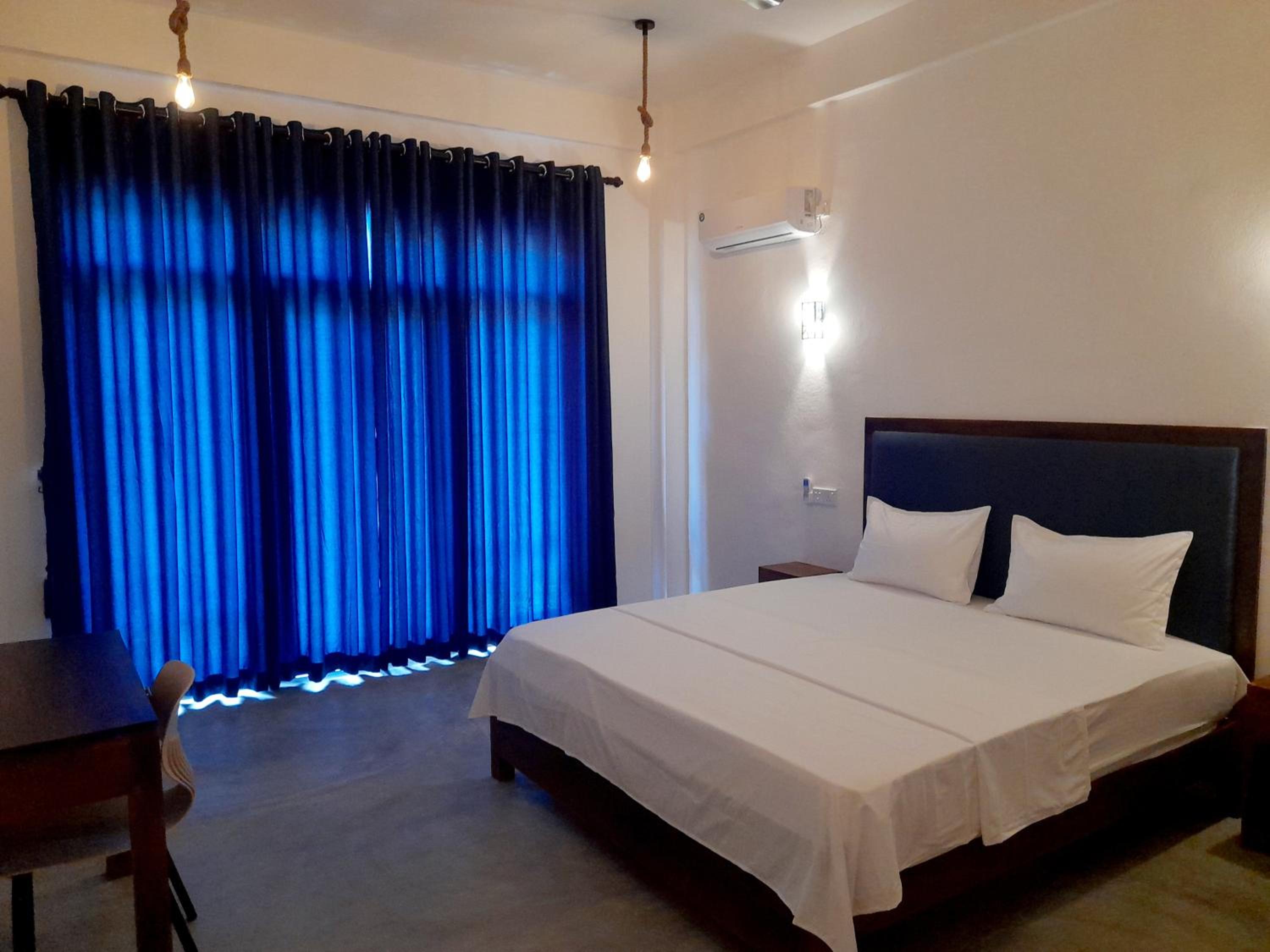 Deluxe Double Room with Balcony - Photo 8
