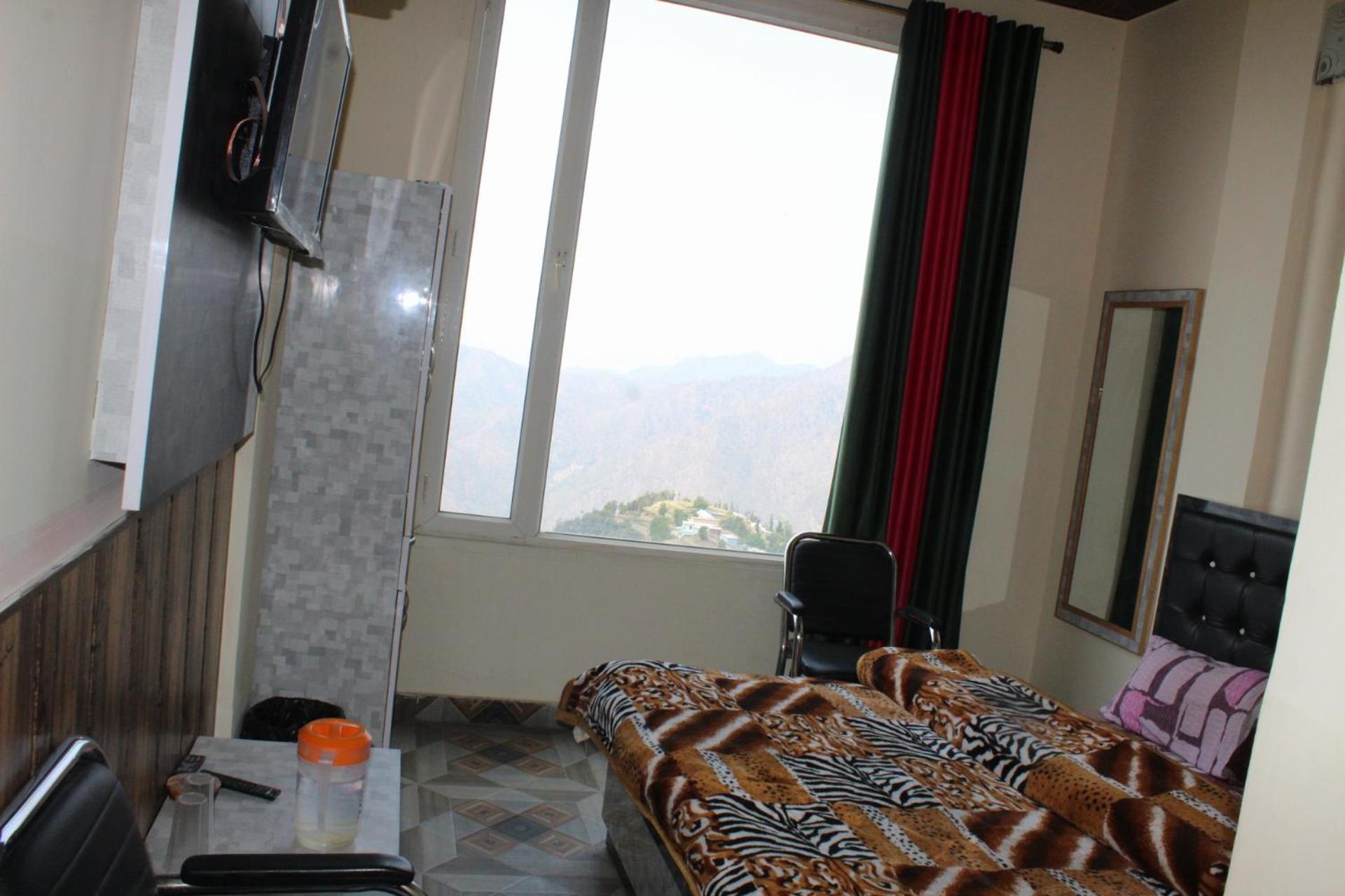 Family Room with Mountain View - Photo 2
