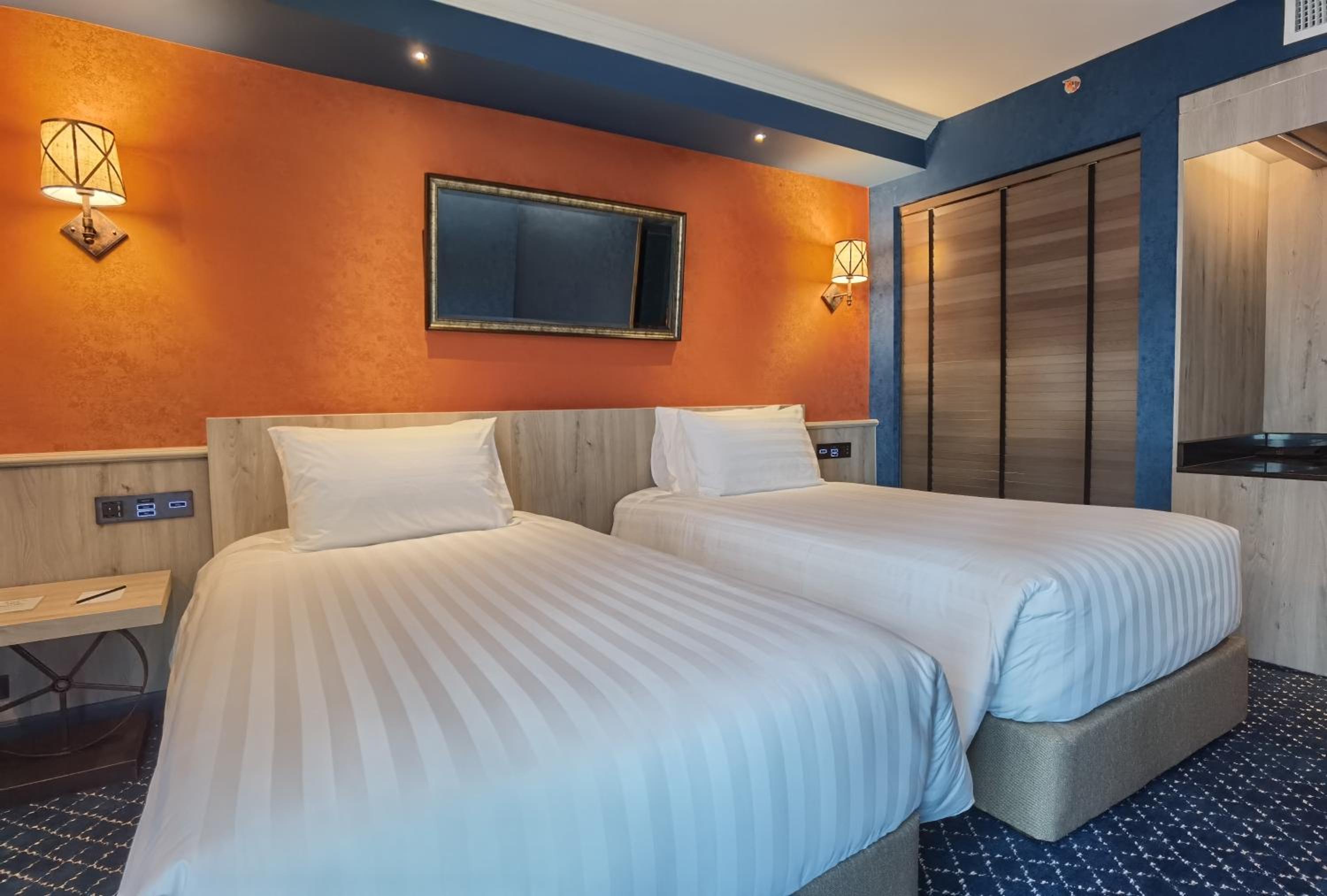 1st Class Coach - Twin Beds photo 3