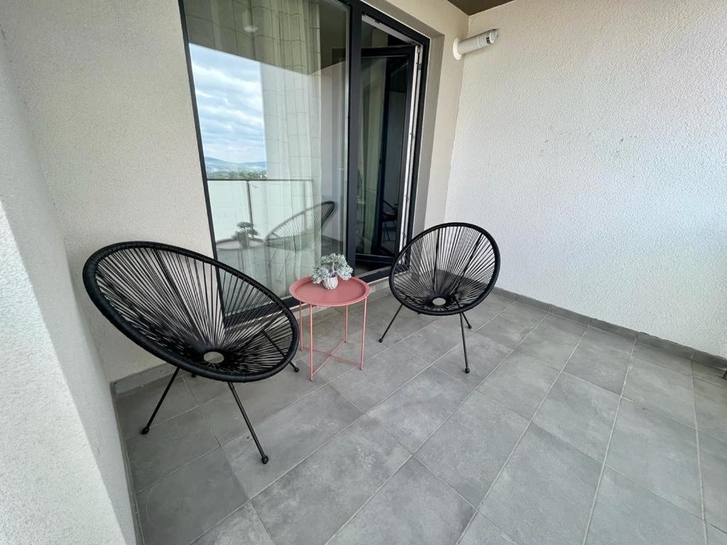 One-Bedroom Apartment - Photo 2