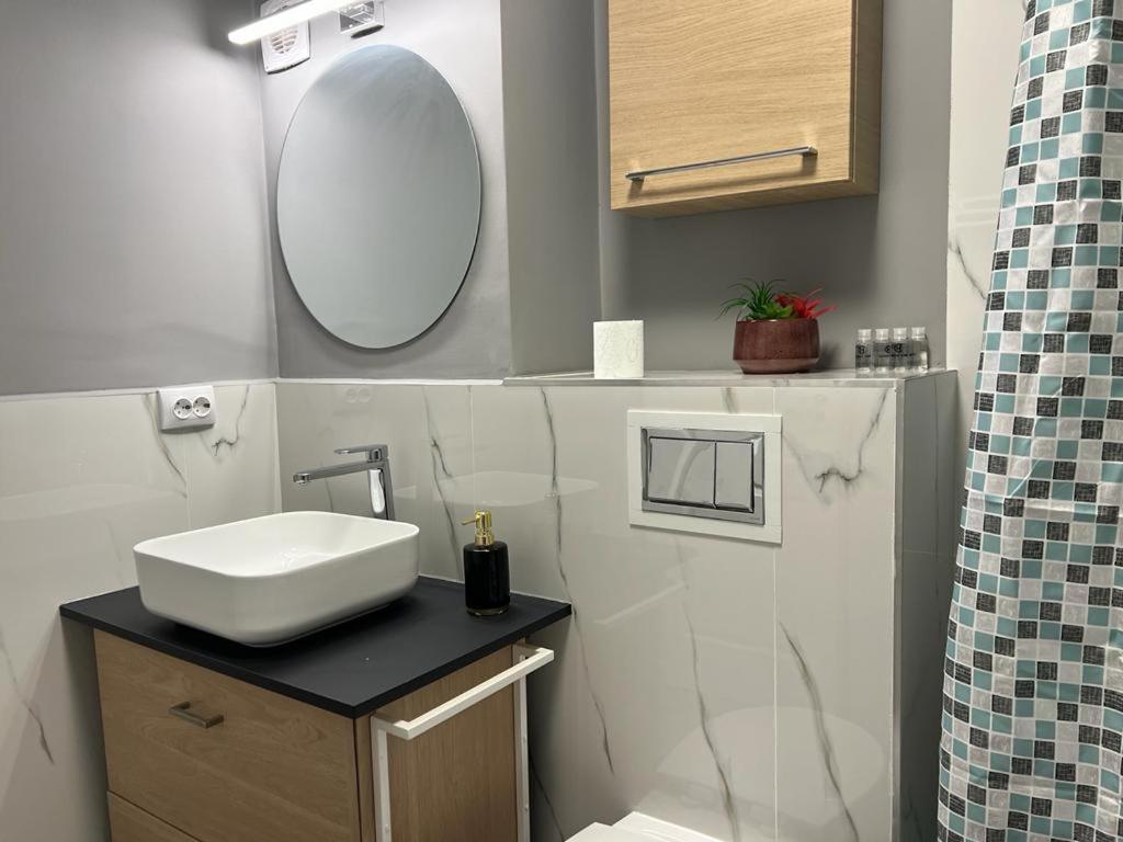 One-Bedroom Apartment - Photo 8