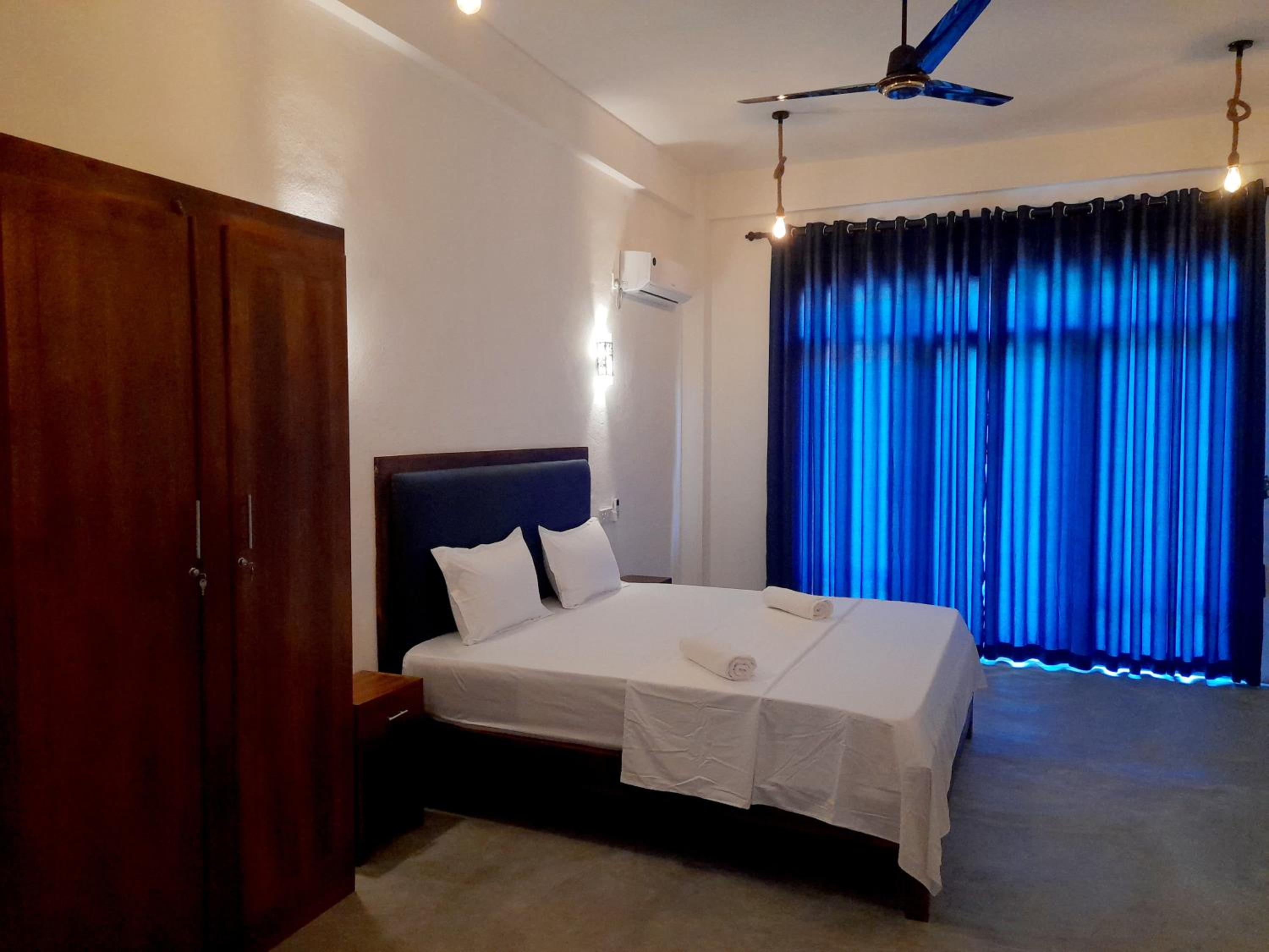 Deluxe Double Room with Balcony - Photo 4