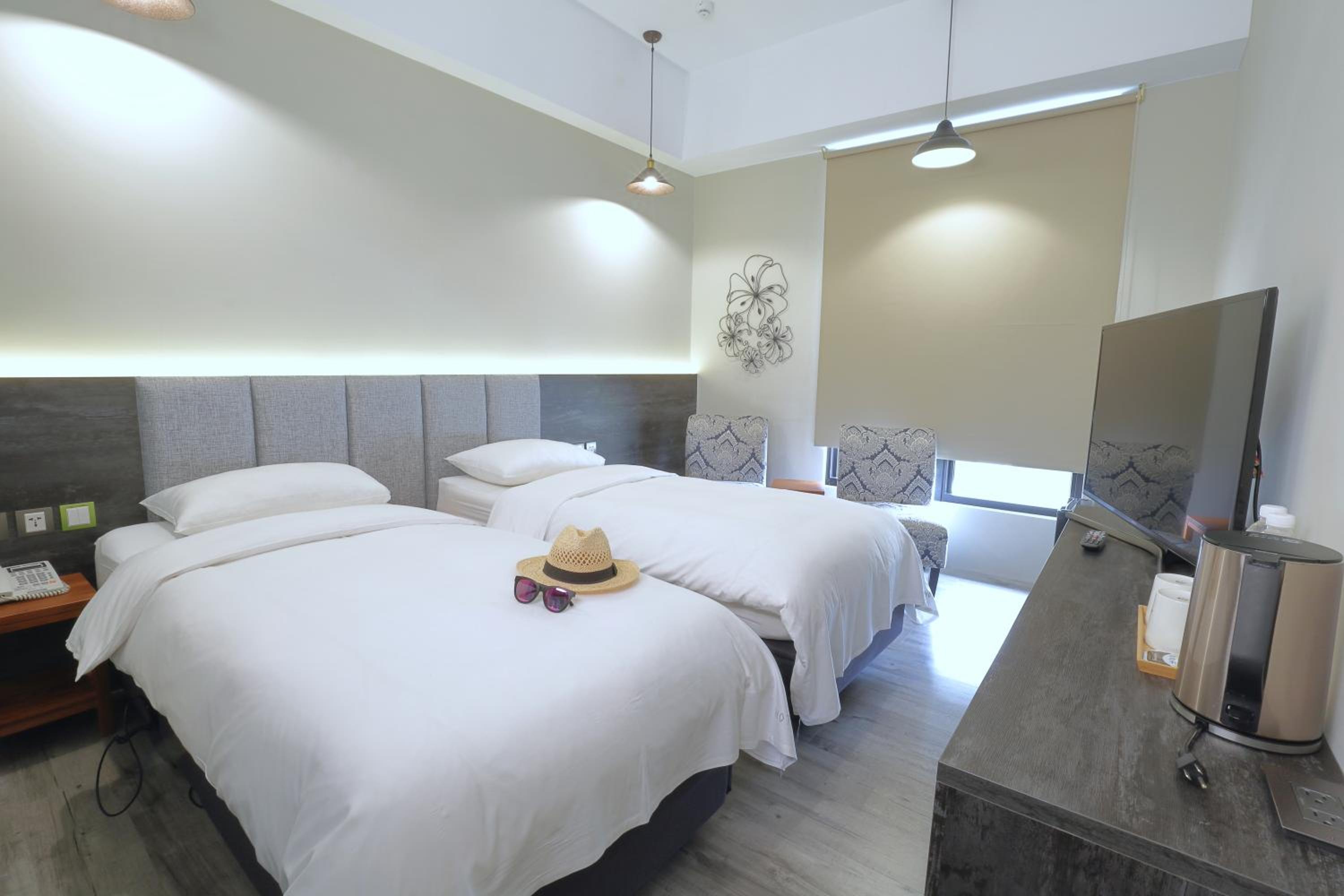 Standard Twin Room with 2 Electric Adjustable Single Beds photo 3