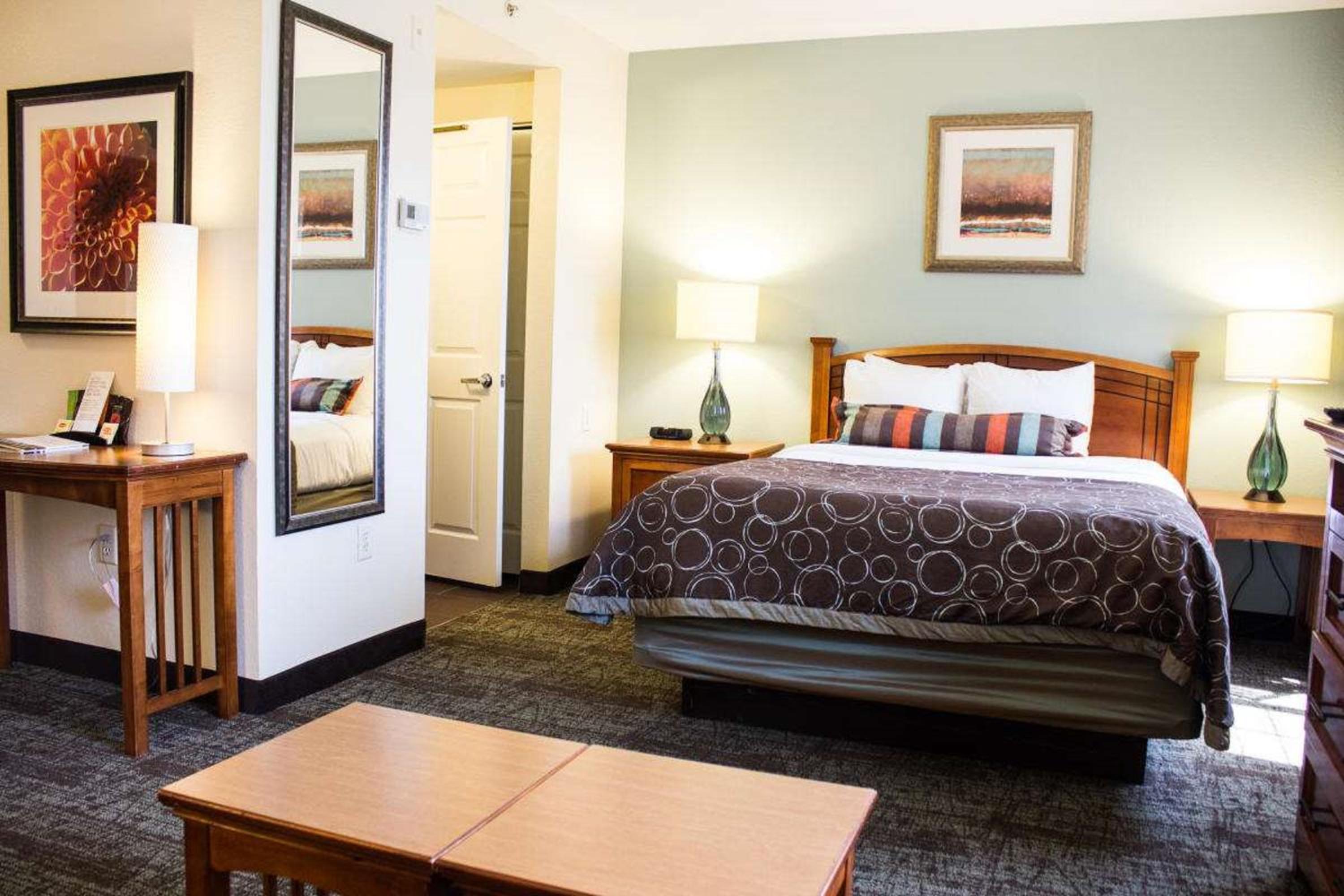 Queen Studio Suite - Photo 1