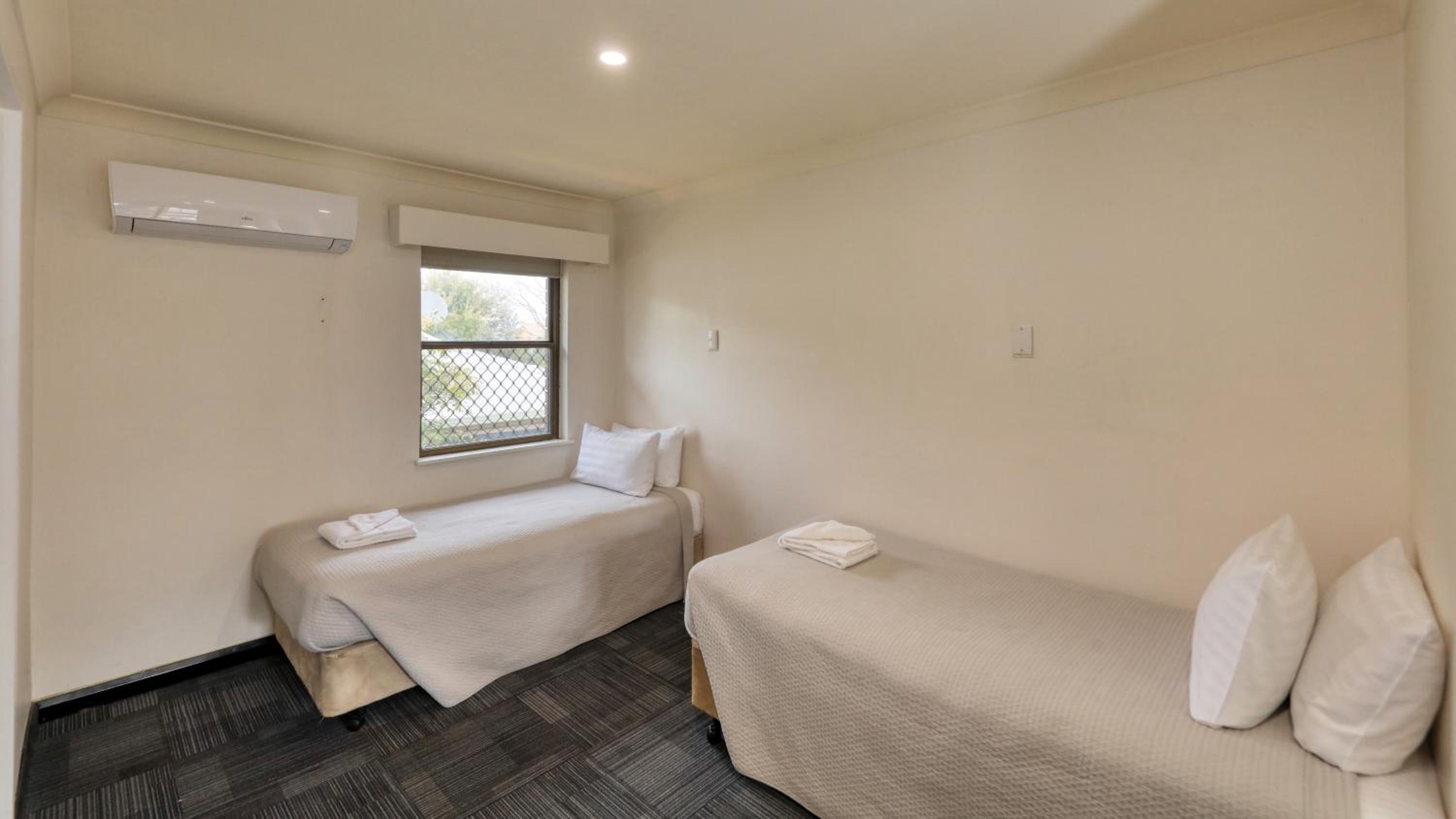 Standard Queen Triple Room photo 2