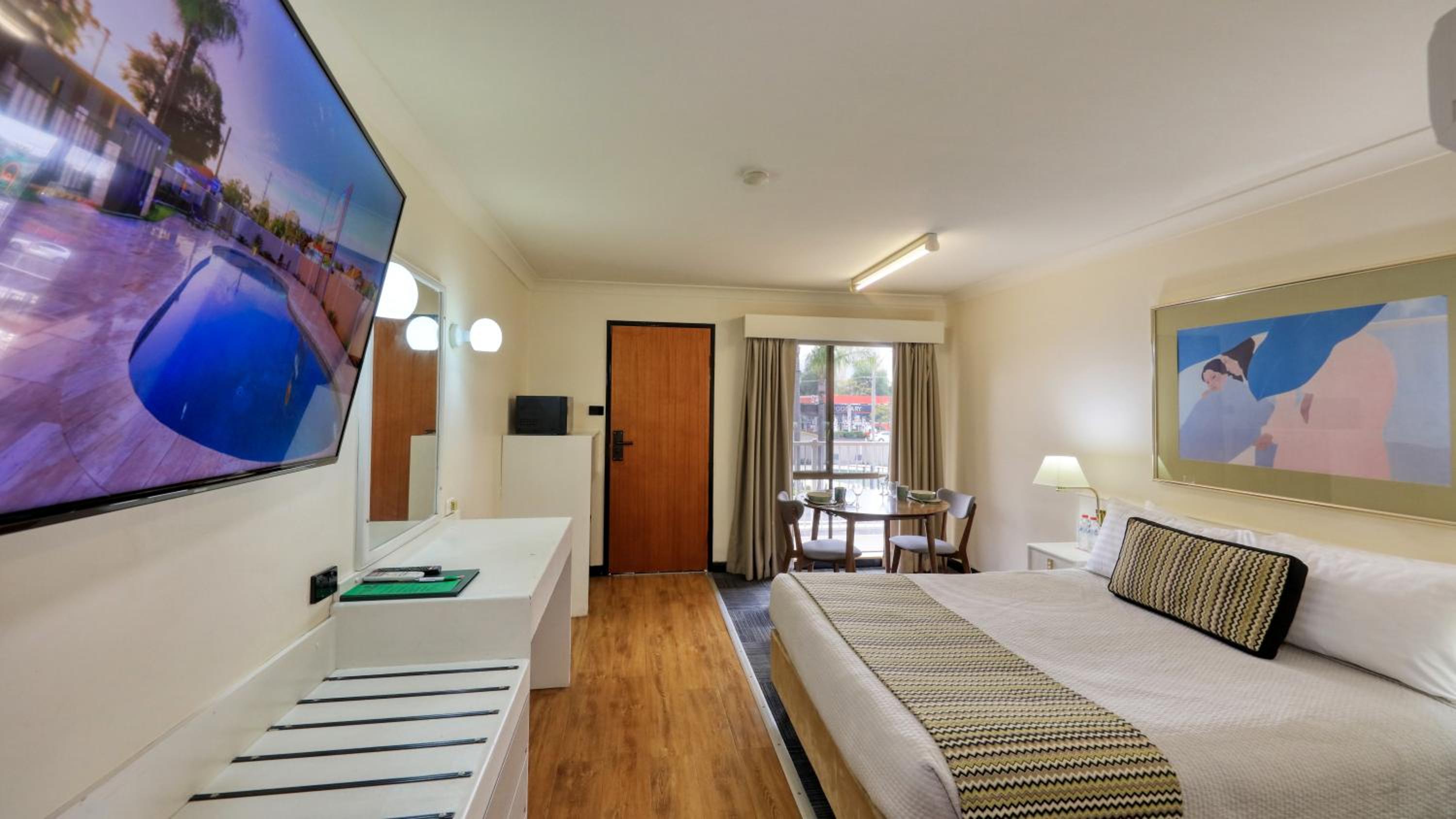 Deluxe Queen Suite photo 2