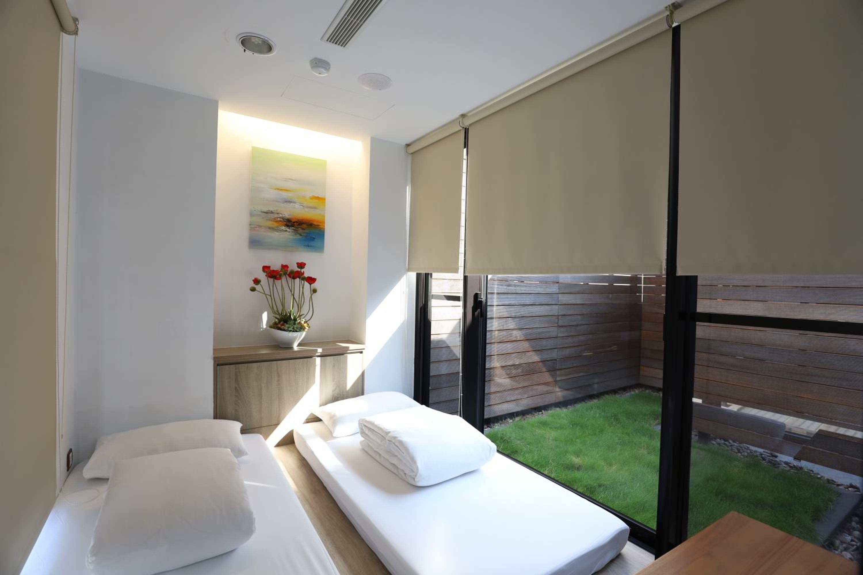Premium Quadruple Room with Combined 2 Electric Adjustable Single Beds and 2 Futon Bed photo 2