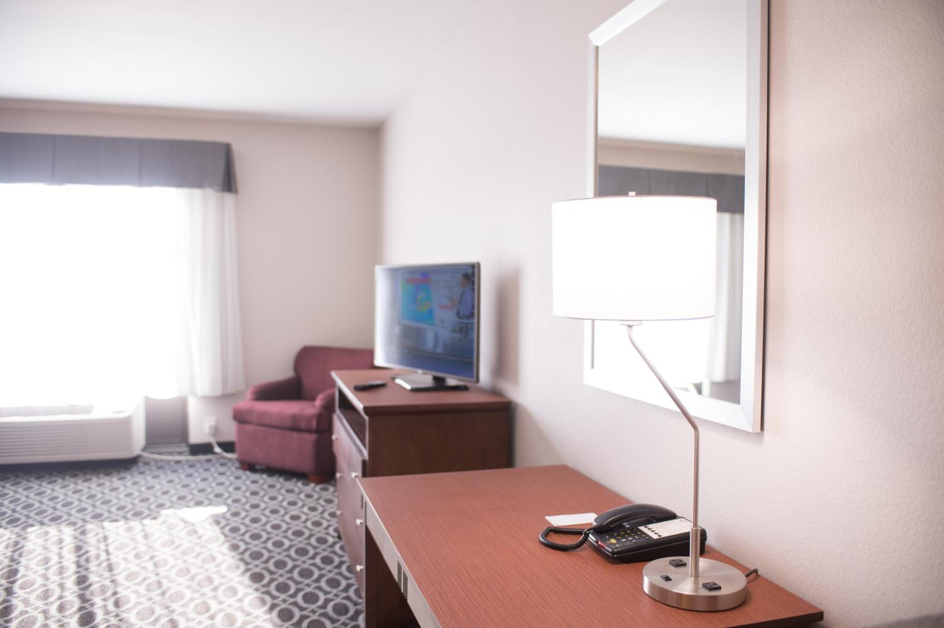 Queen Suite with Two Queen Beds photo 2