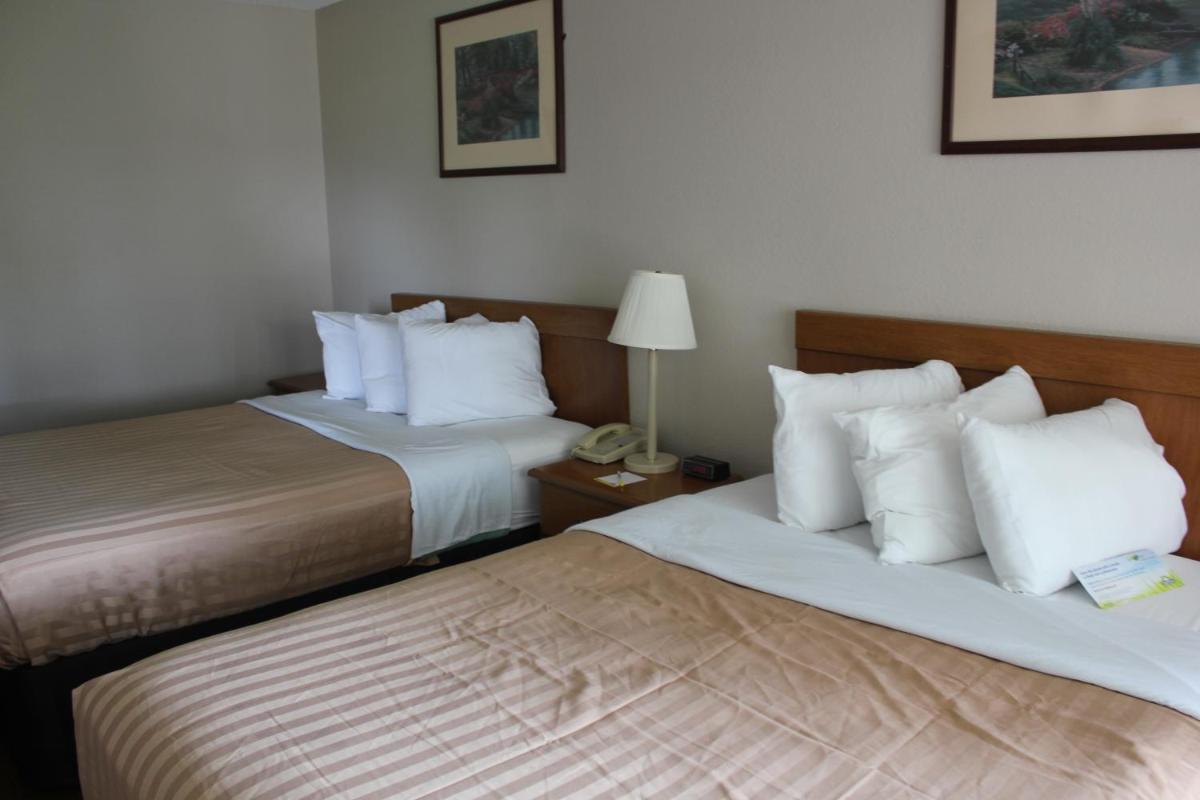 Queen Room with Two Queen Beds - Non-Smoking photo 2