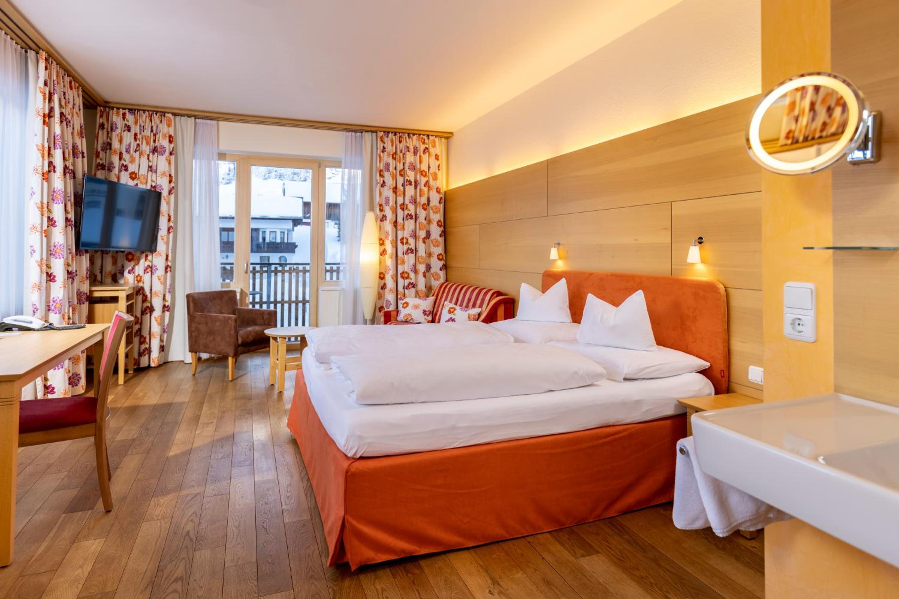 Suite with Mountain View - Photo 2
