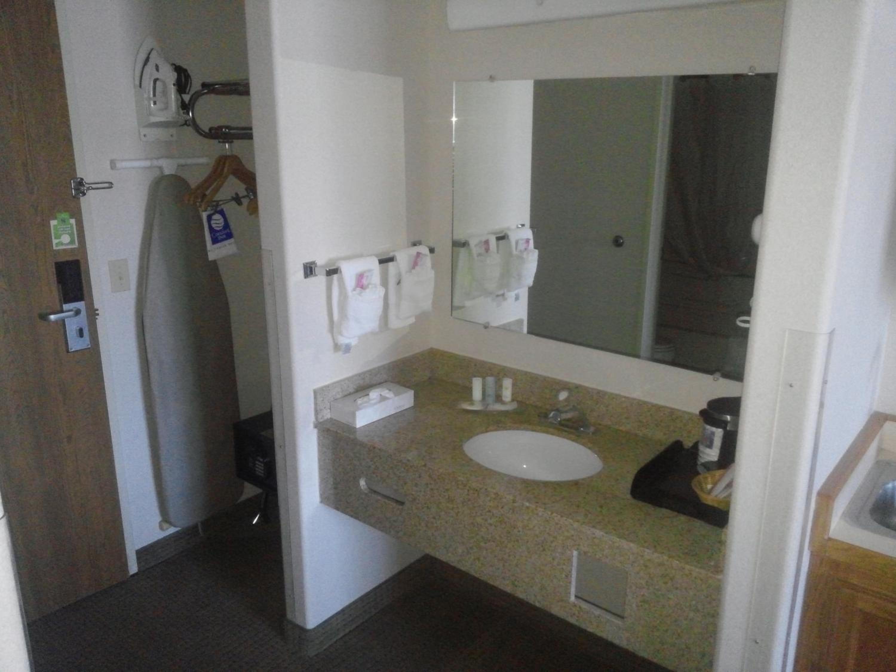 King Room - Non-Smoking - Photo 2