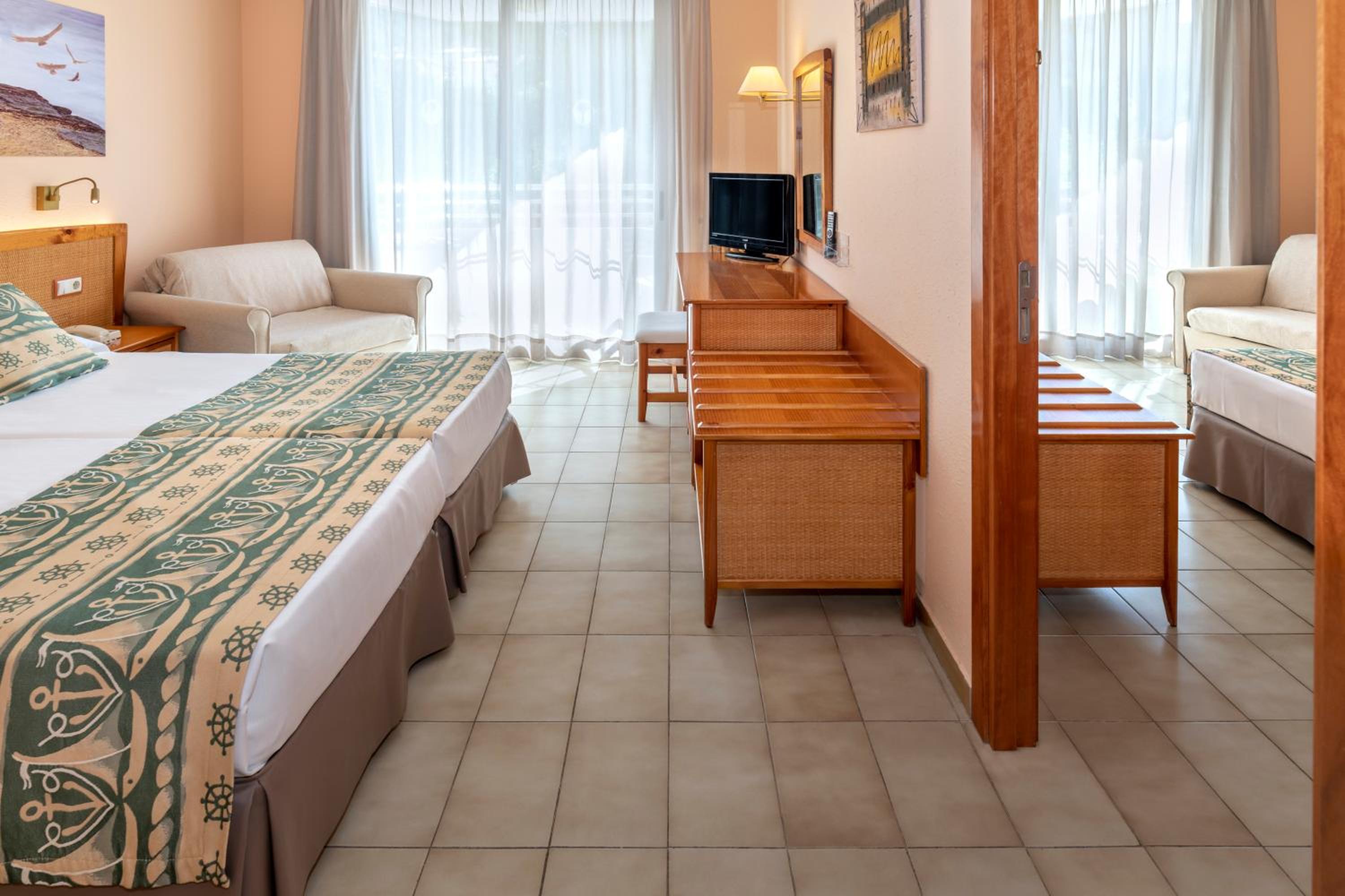 Habitación Doble o con Dos Camas con Balcón y Vista a la Piscina