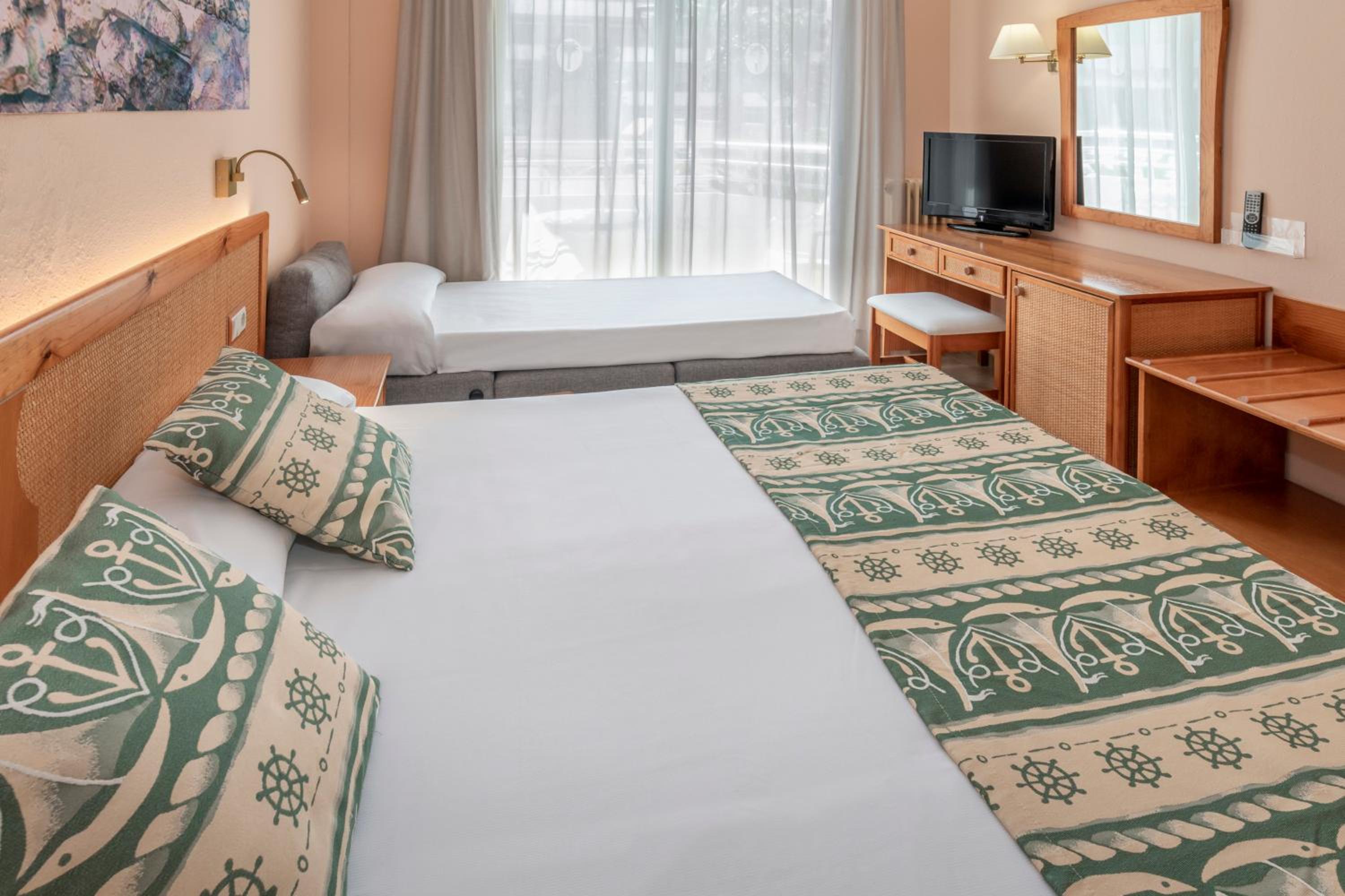 Habitación Doble con Cama Extra y Balcón (2 Adultos + 1 Niño)