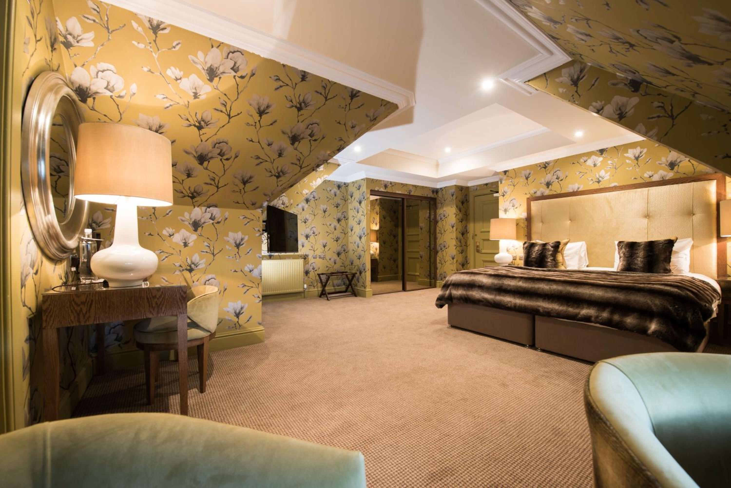 Superior King Room - Non-Smoking - Photo 4