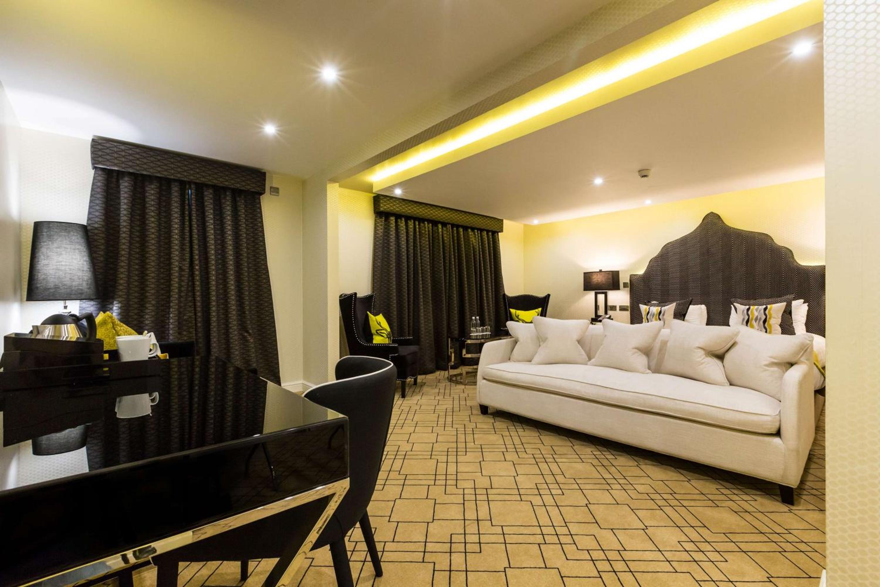 Junior King Suite with Sofa Bed - Photo 2