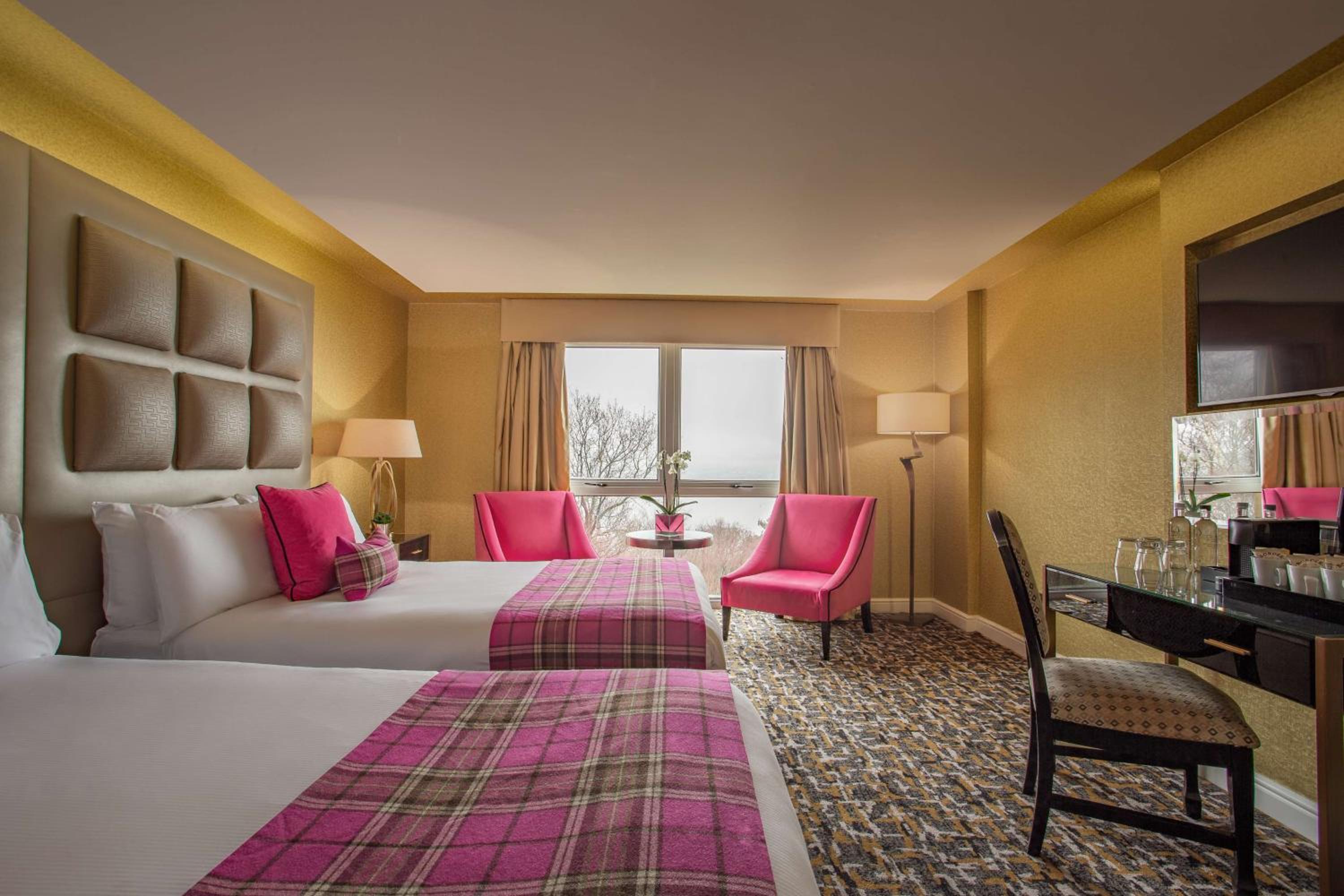 Executive Double Room with Two Double Beds - Photo 2