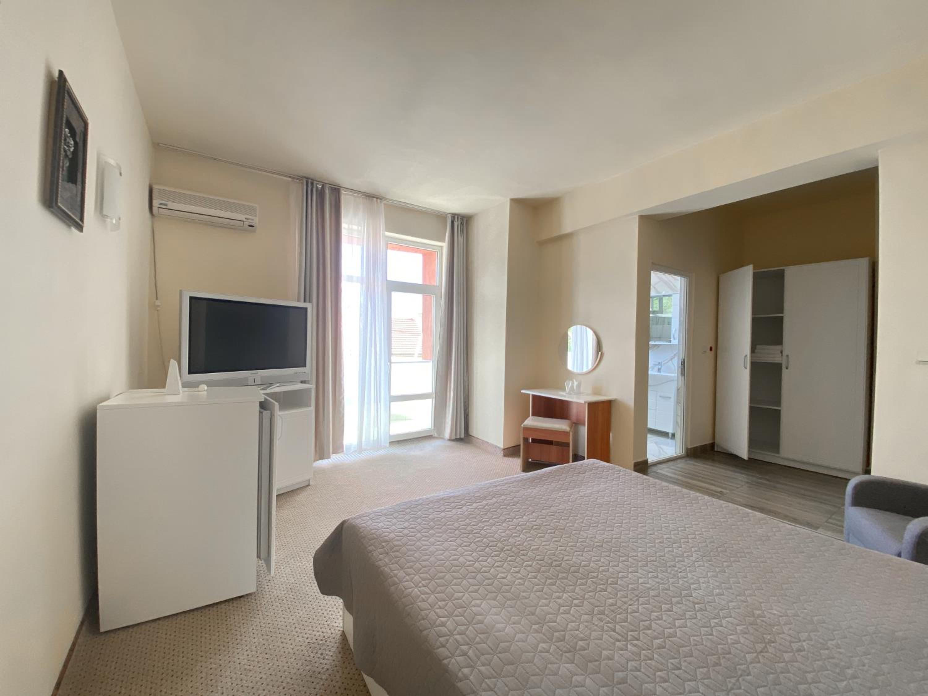 Double Room - Photo 2