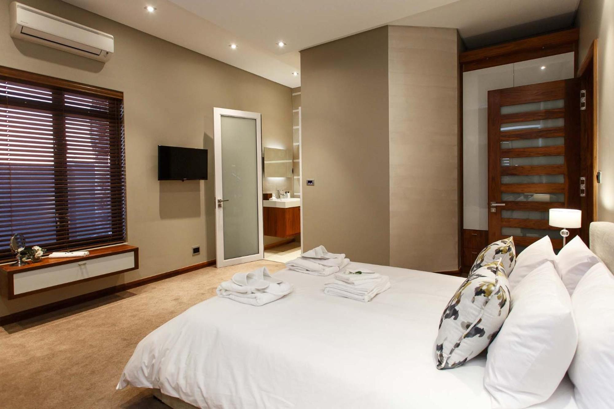 Deluxe Queen Suite photo 3