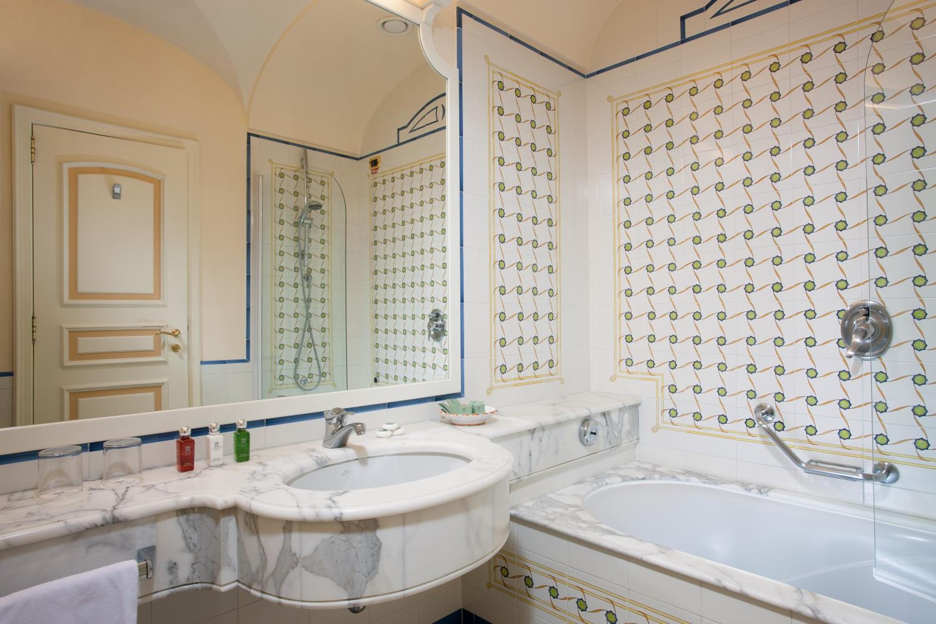 Standard Double or Twin Room - Photo 3