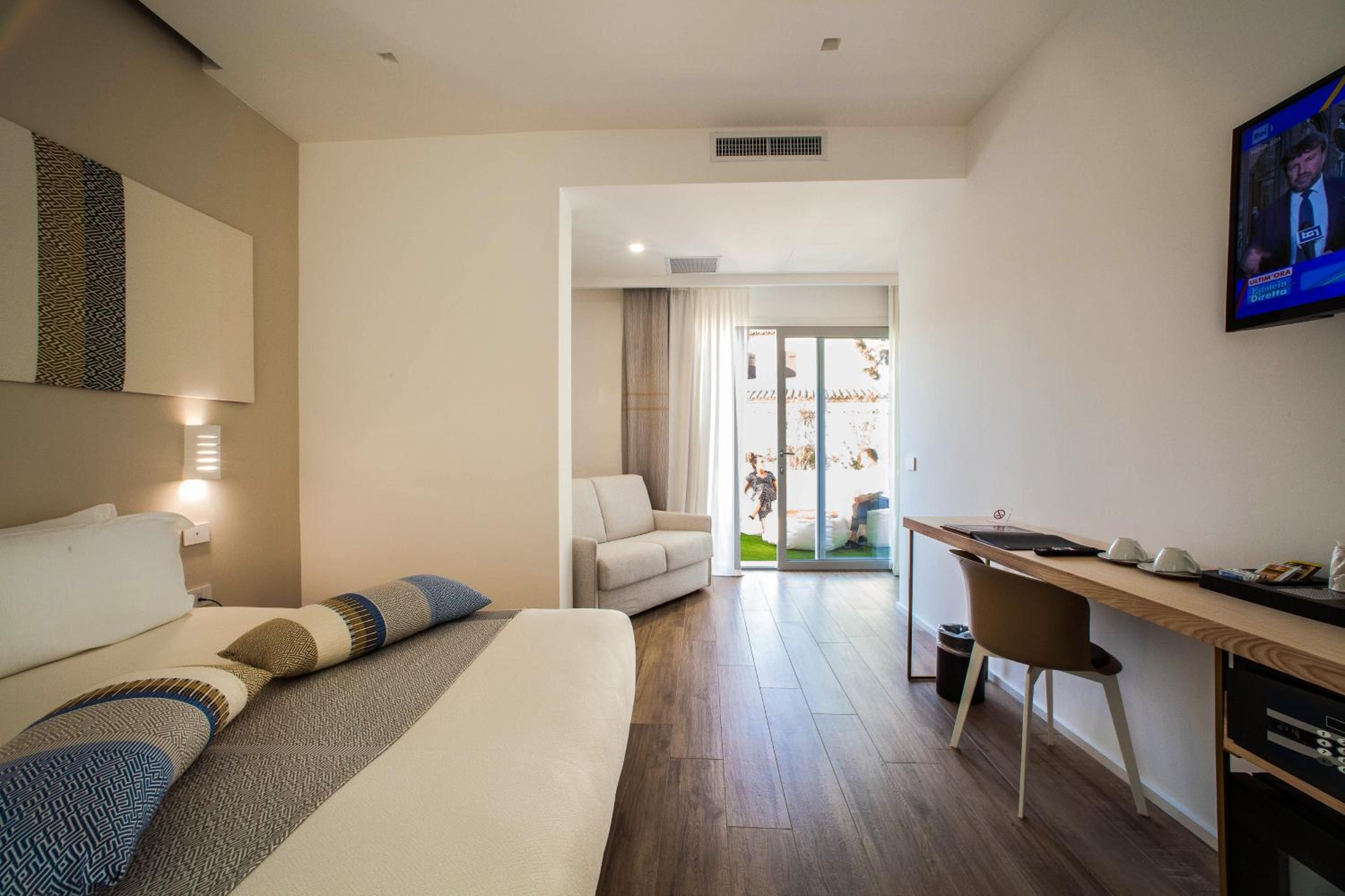 Deluxe Double or Twin Room with Pool Access - Photo 31