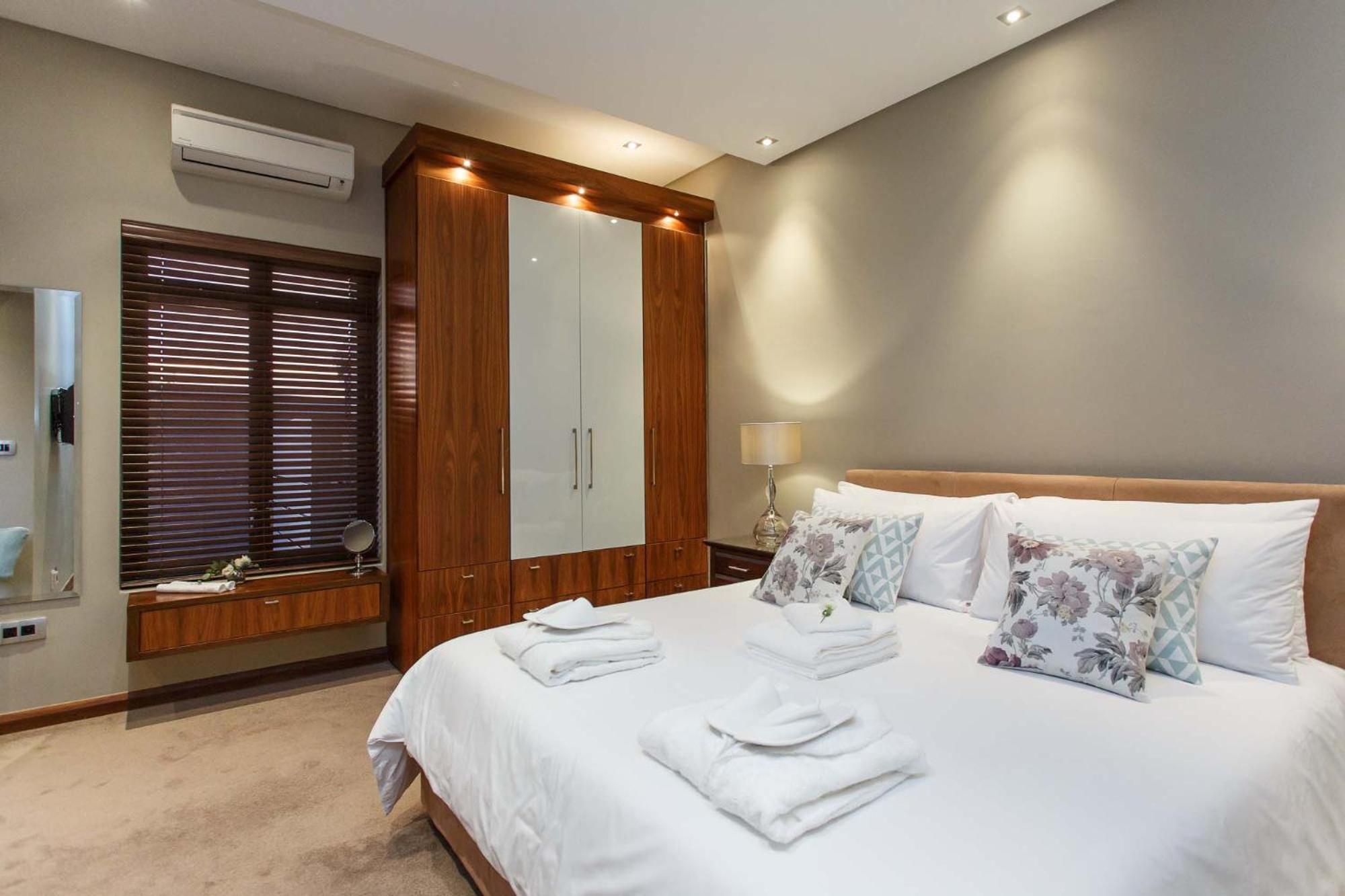 Deluxe King Suite photo 1
