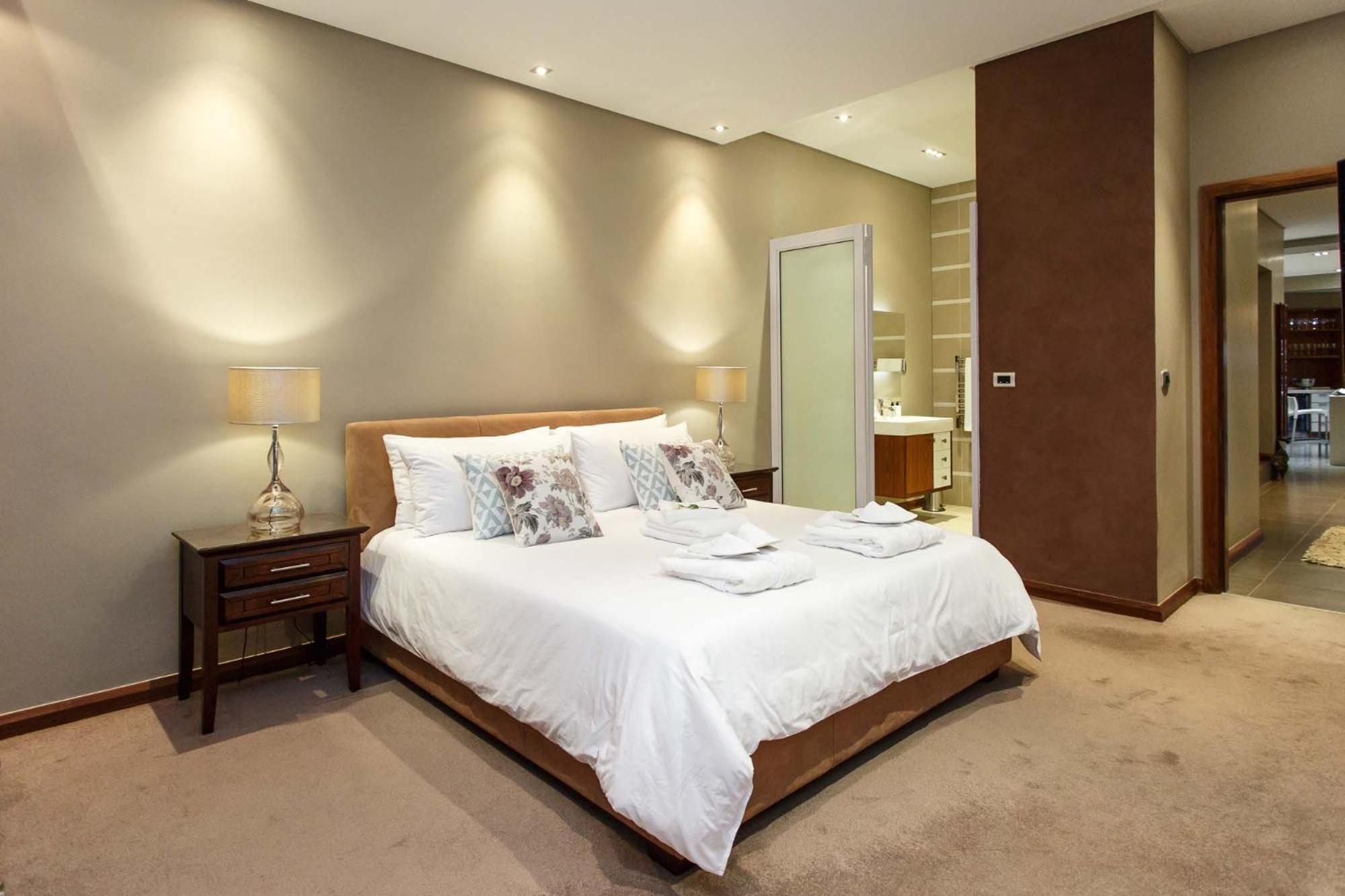 Deluxe King Suite photo 2