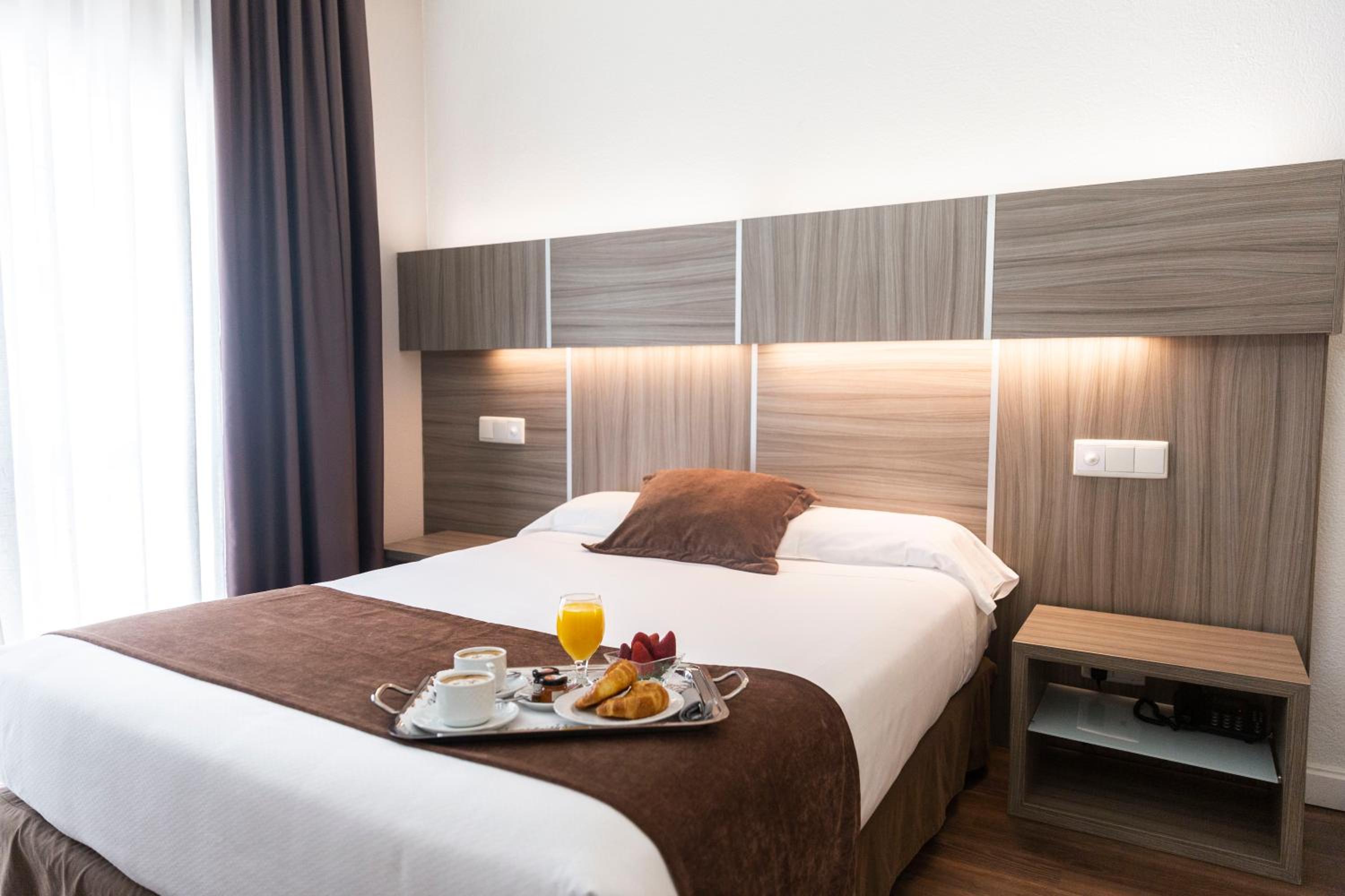 Double or Twin Room - Photo 9