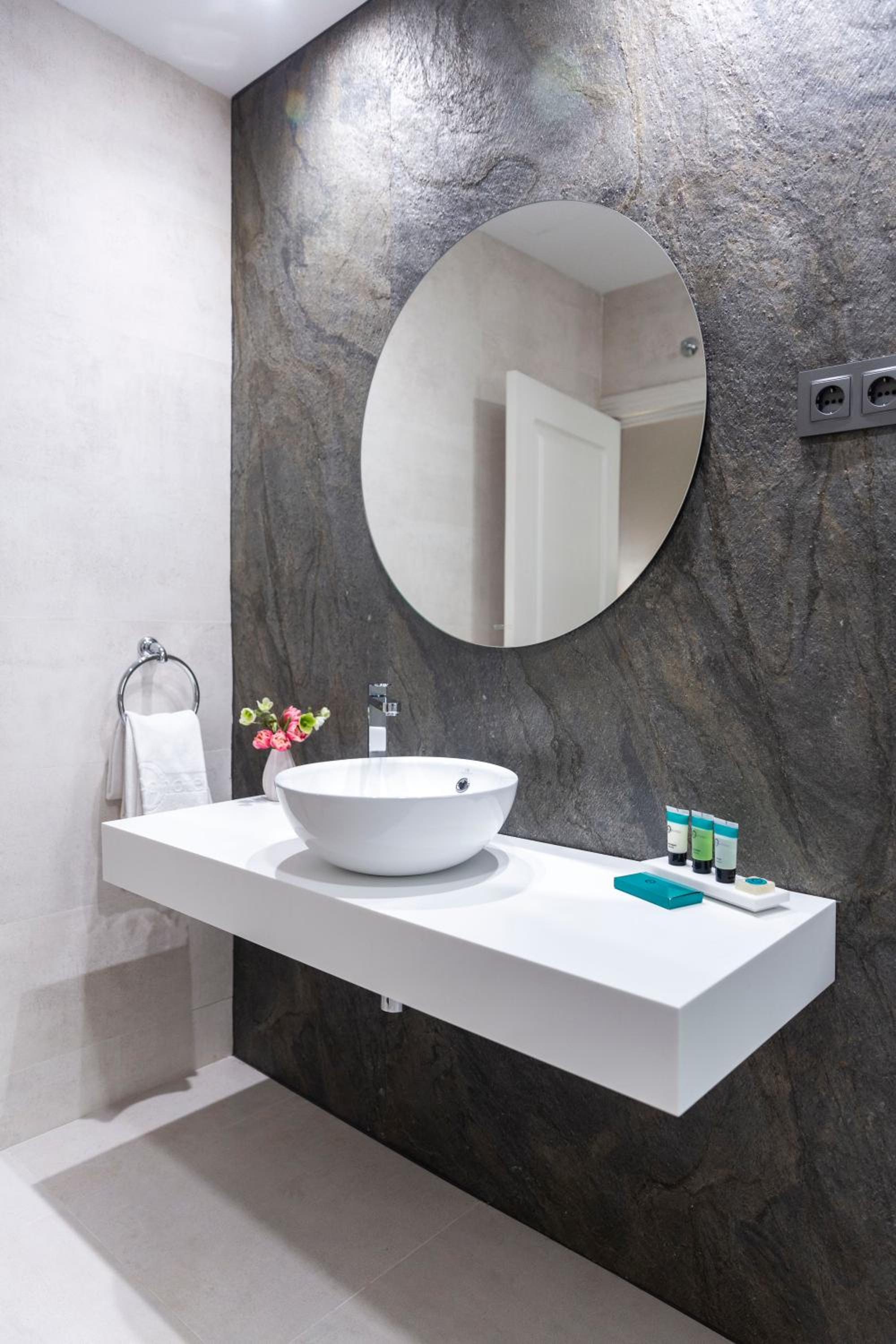 Double or Twin Room - Photo 10