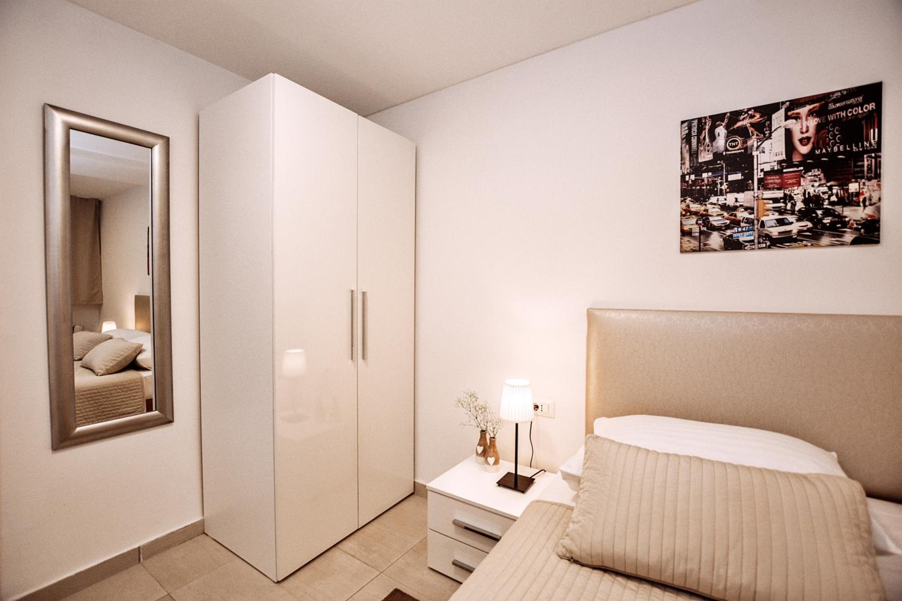 Double Room with Private Bathroom - Photo 7