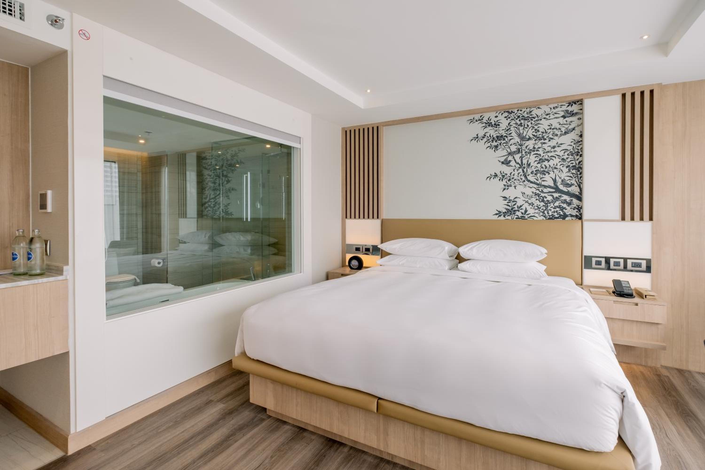 Deluxe King Room with City View
