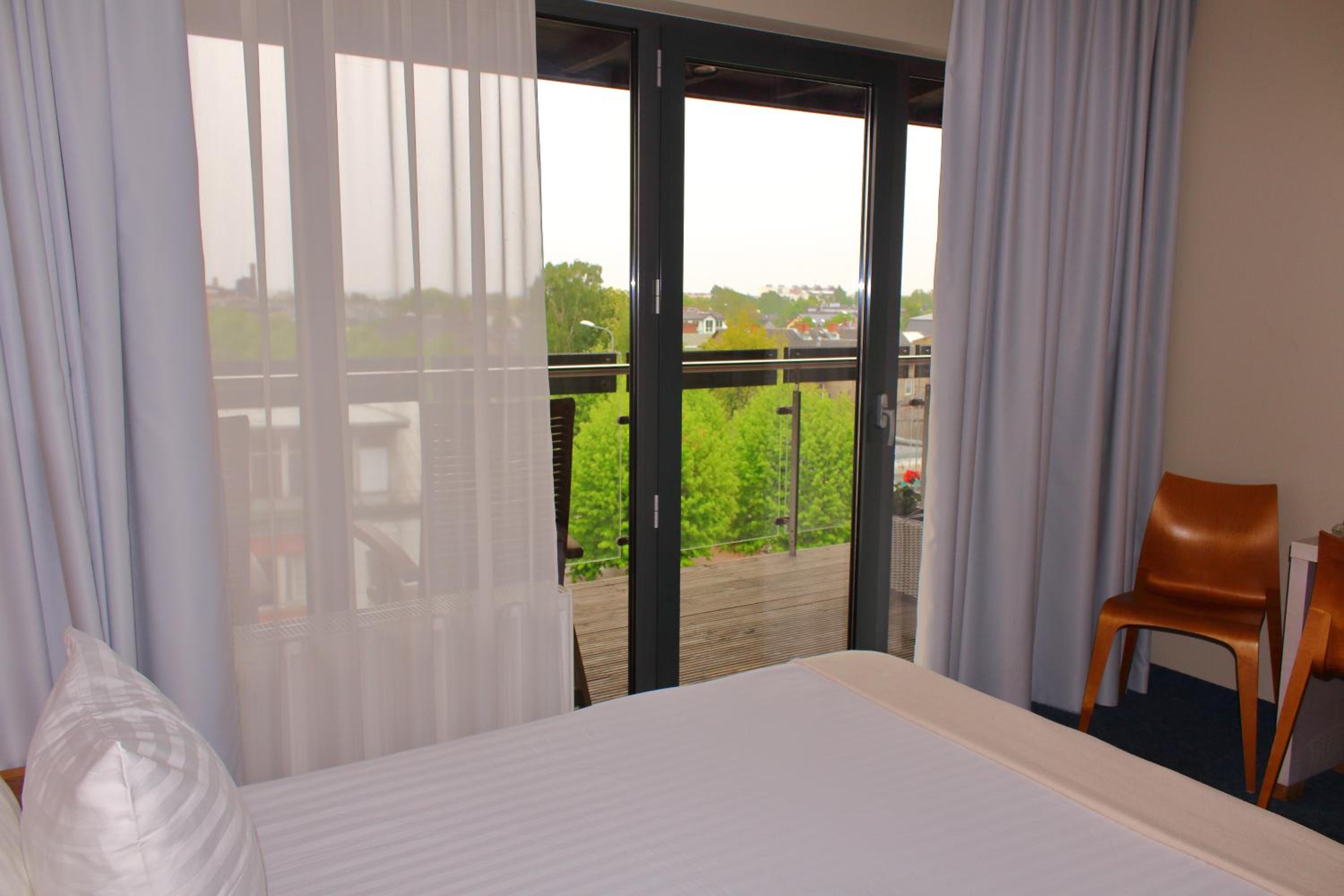 Standard Double or Twin Room with Balcony - Photo 6