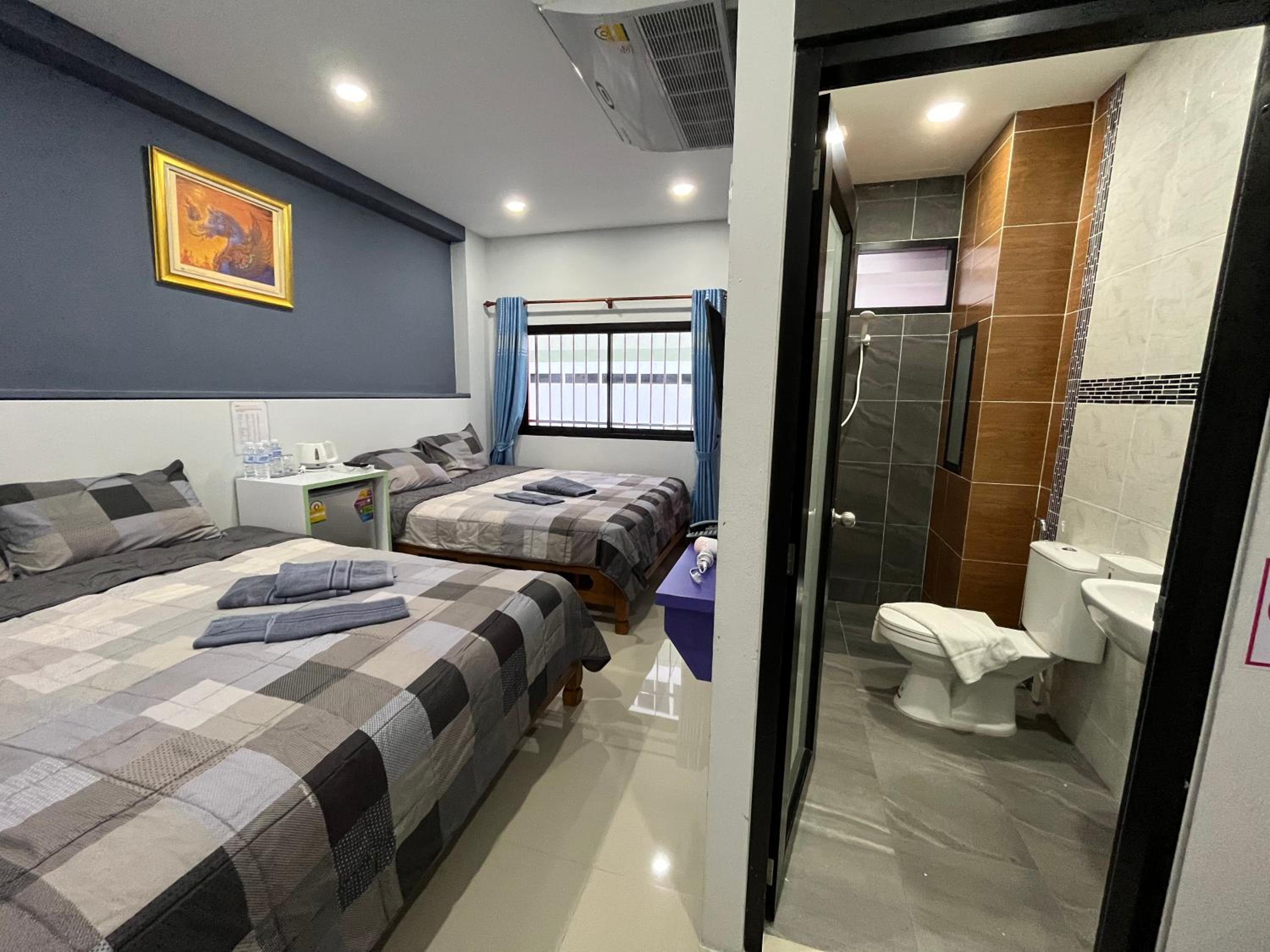 King Room with Two King Beds - Photo 4