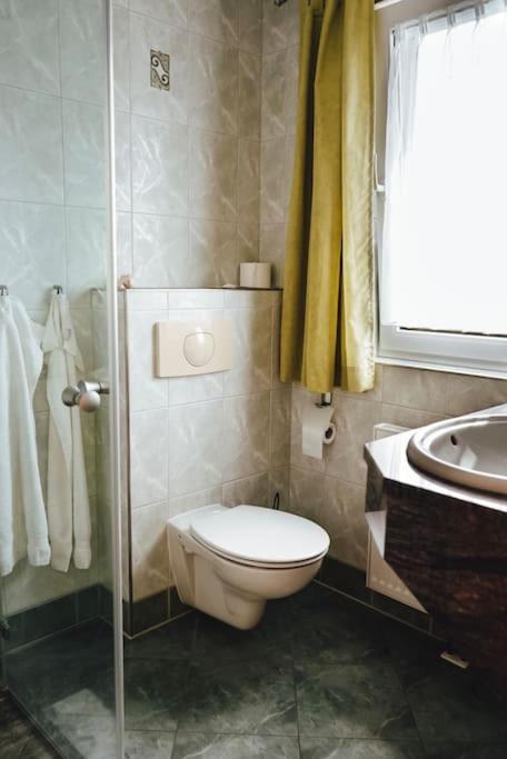 Family Room with Private Bathroom photo 2