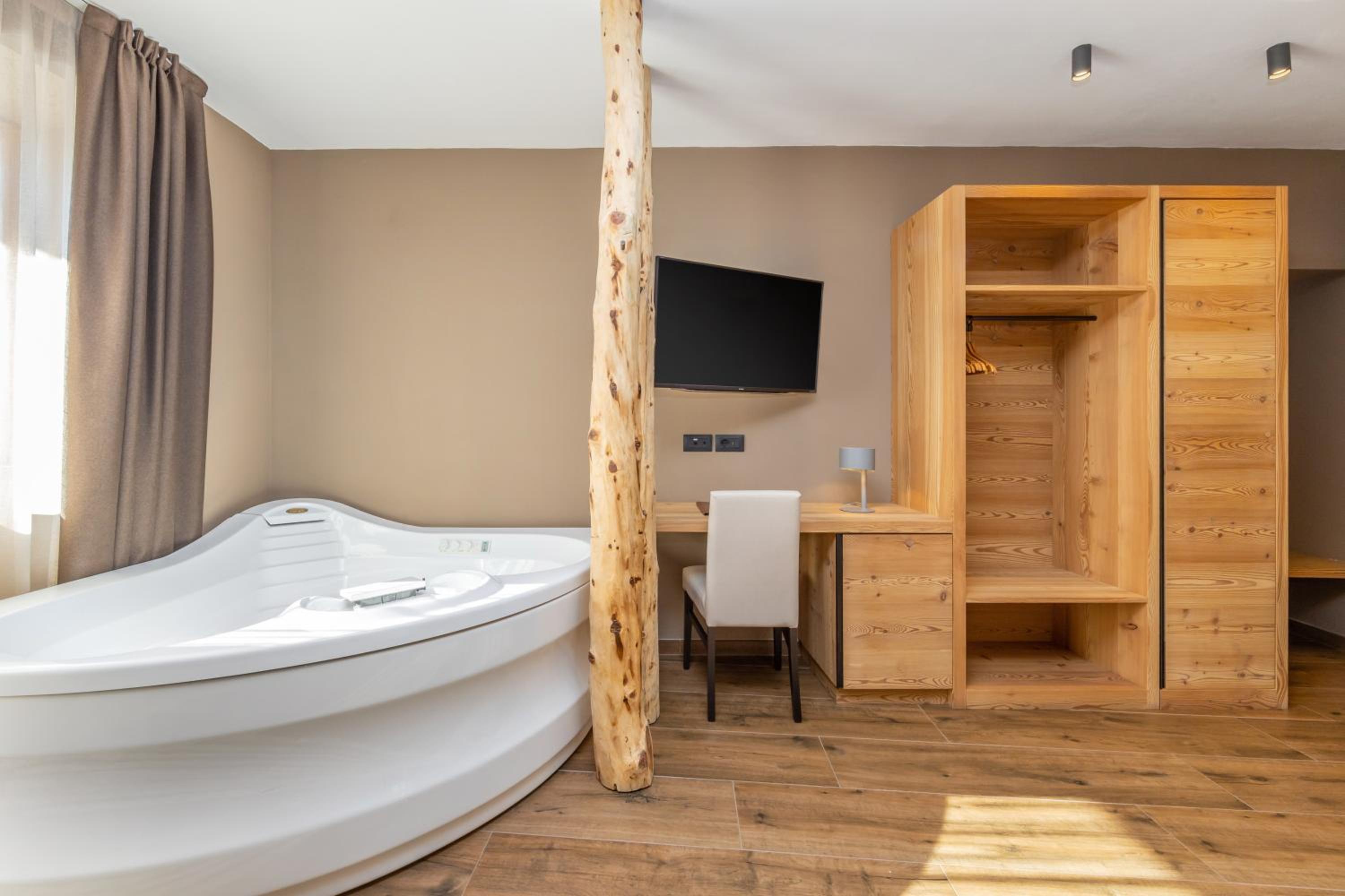 Suite with Spa Bath photo 2
